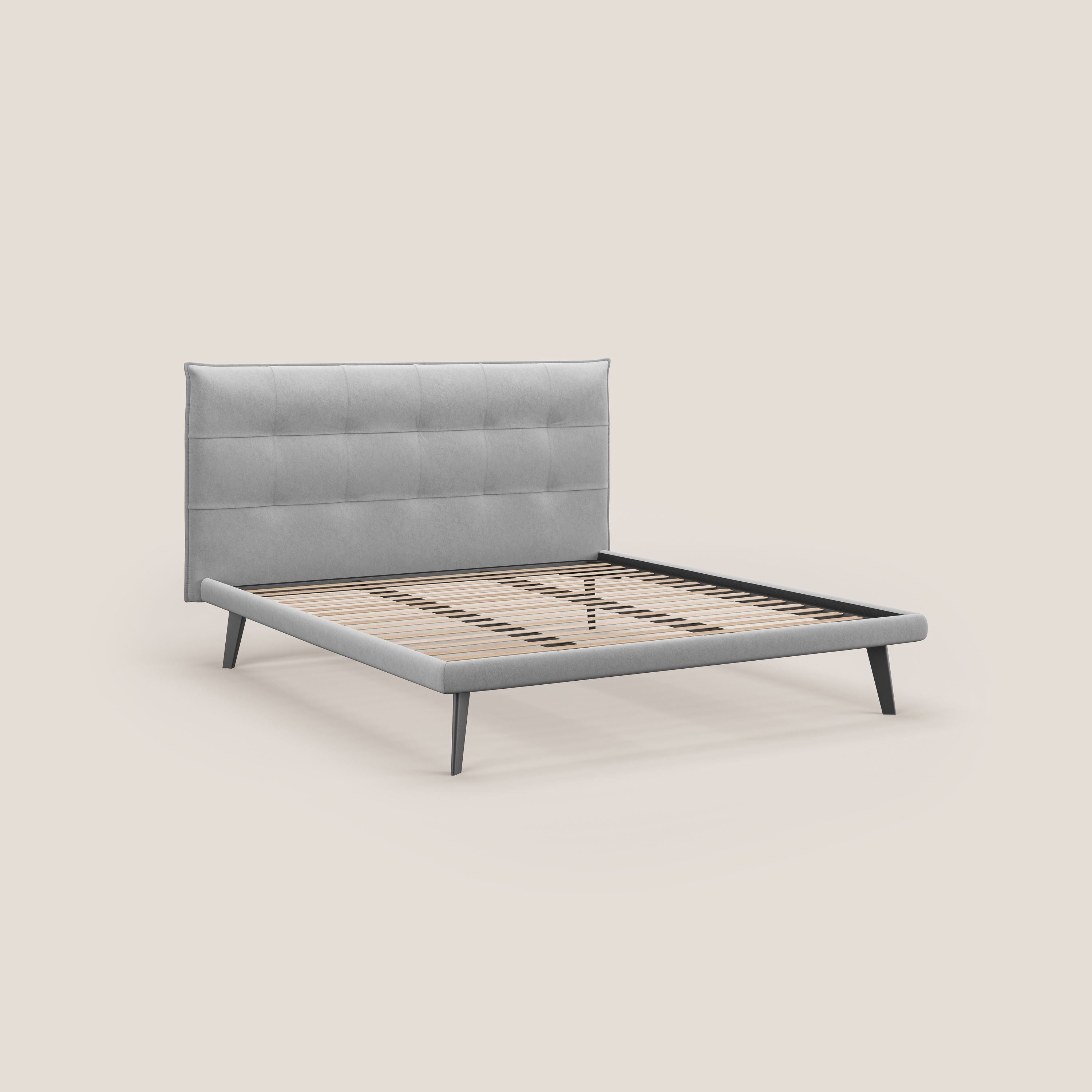 Brigitte letto con testata trapuntata piedi alti in mogano e tessuto impermeabile T09 grigio chiaro - divani.store