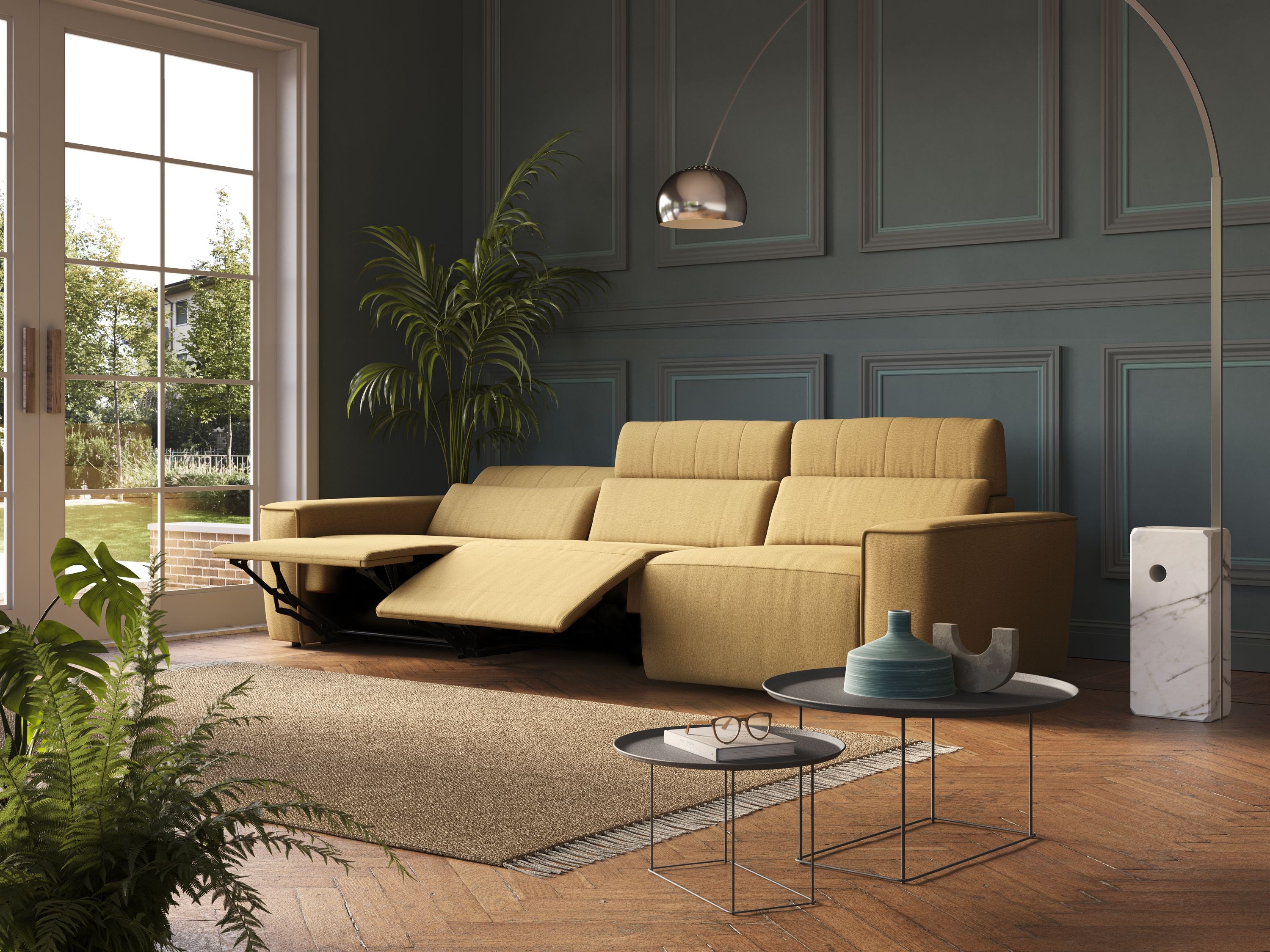 Un soggiorno moderno con il Clark Divano modulare 3 sedute con opzione relax elettrico in tessuto smacchiabile impermeabile T17 giallo di Divani.Store, con pareti a pannelli verde scuro, pavimenti in legno a spina di pesce, piante da interno e due tavolini.