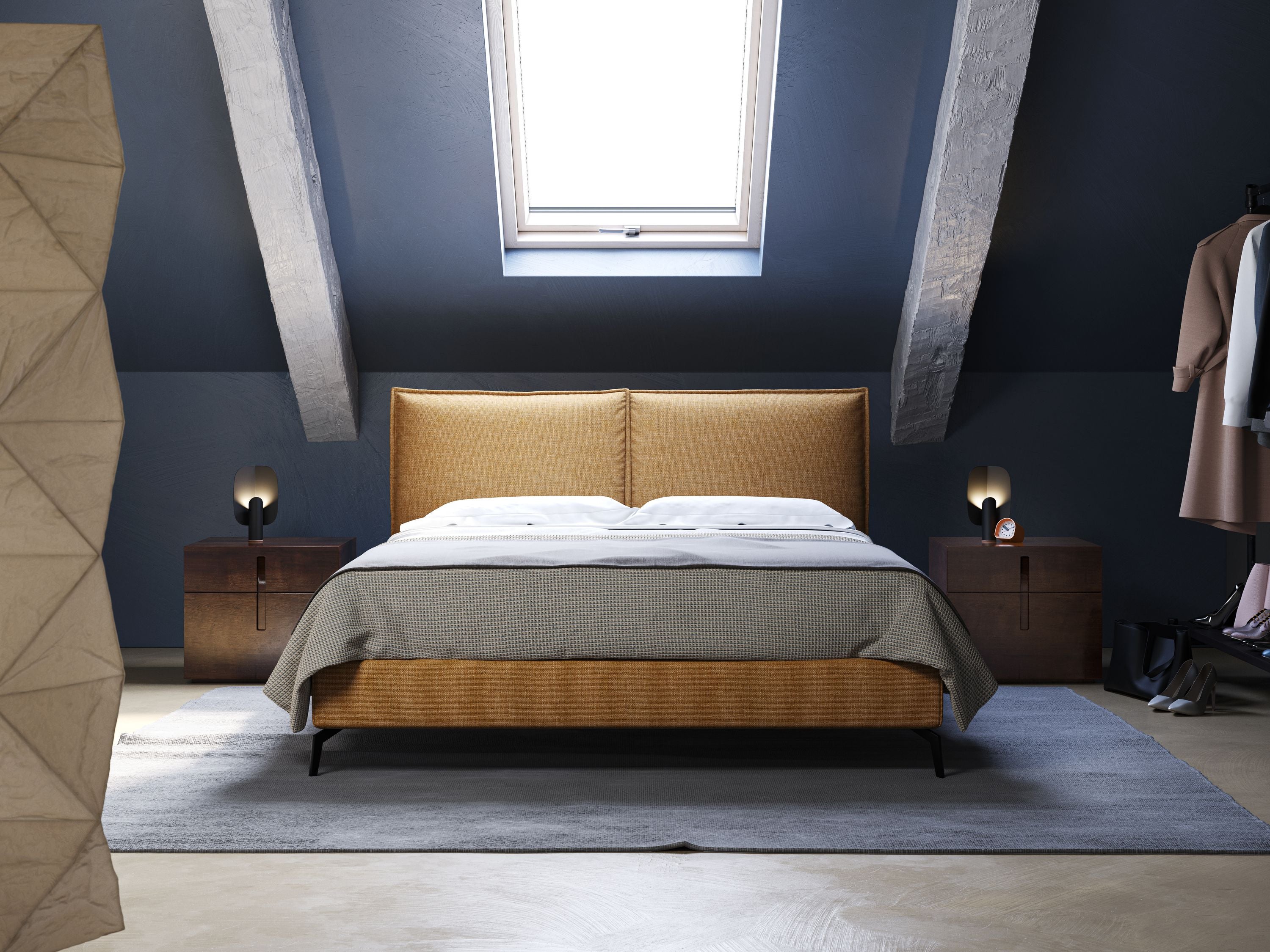 Una moderna camera da letto mansardata con pareti blu inclinate, travi e lucernario è caratterizzata dal letto Letti.store Cloe imbottito con piedi in metallo sfoderabile in tessuto fiammato impermeabile T06 giallo. Il letto ha biancheria bianca e grigia, comodini in legno e un tappeto grigio sottostante.