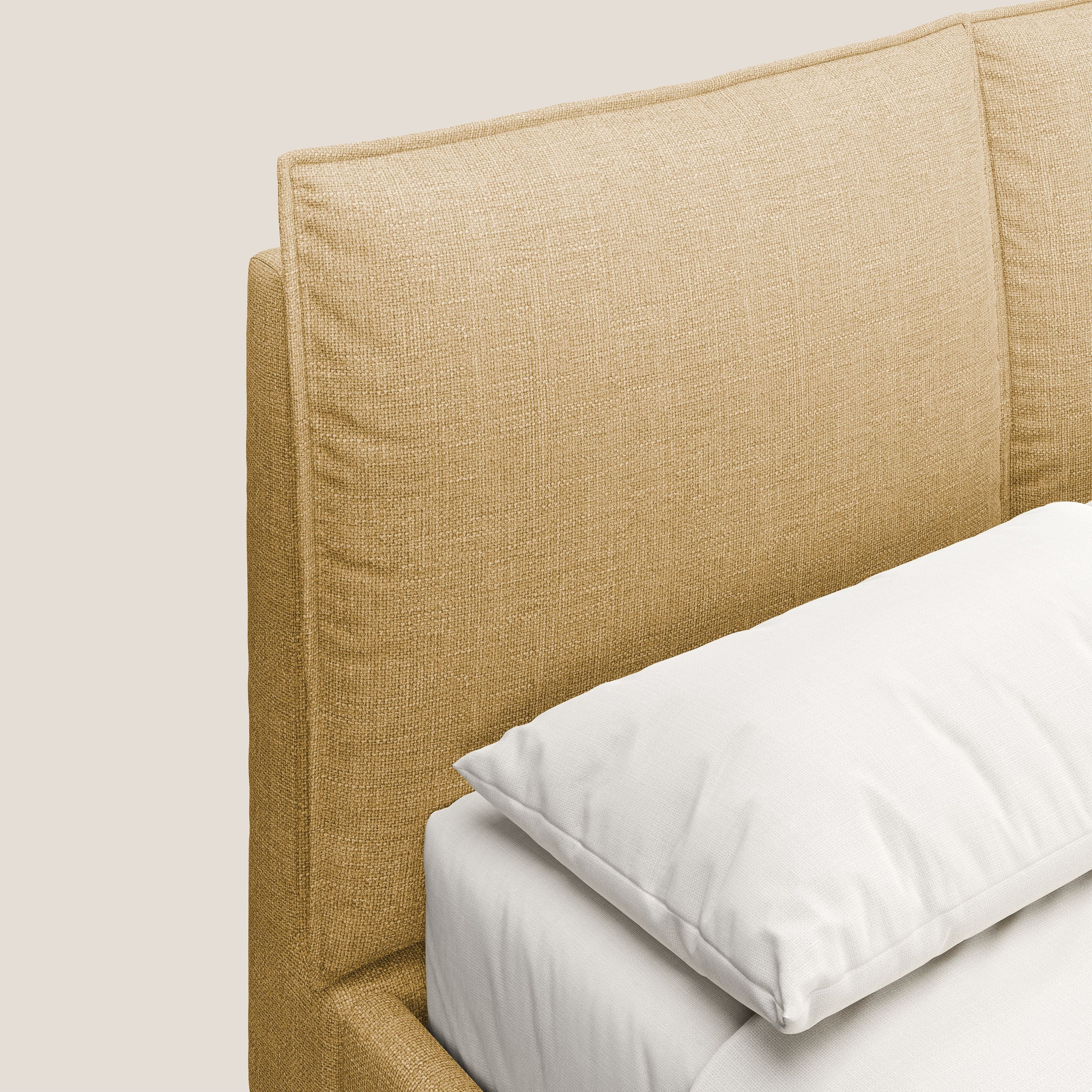 Cloe letto imbottito con piedi in metallo sfoderabile in tessuto fiammato impermeabile T06 giallo - divani.store