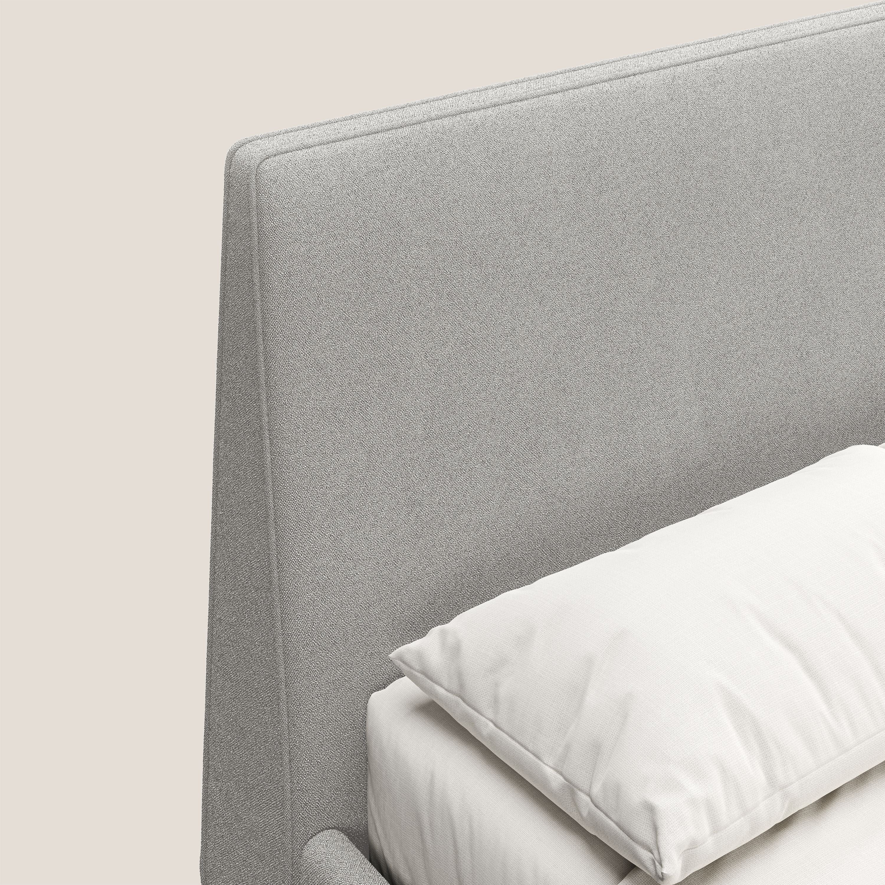 Dorotea letto imbottito con piedi in legno in morbido bouclé impermeabile T07 grigio - divani.store