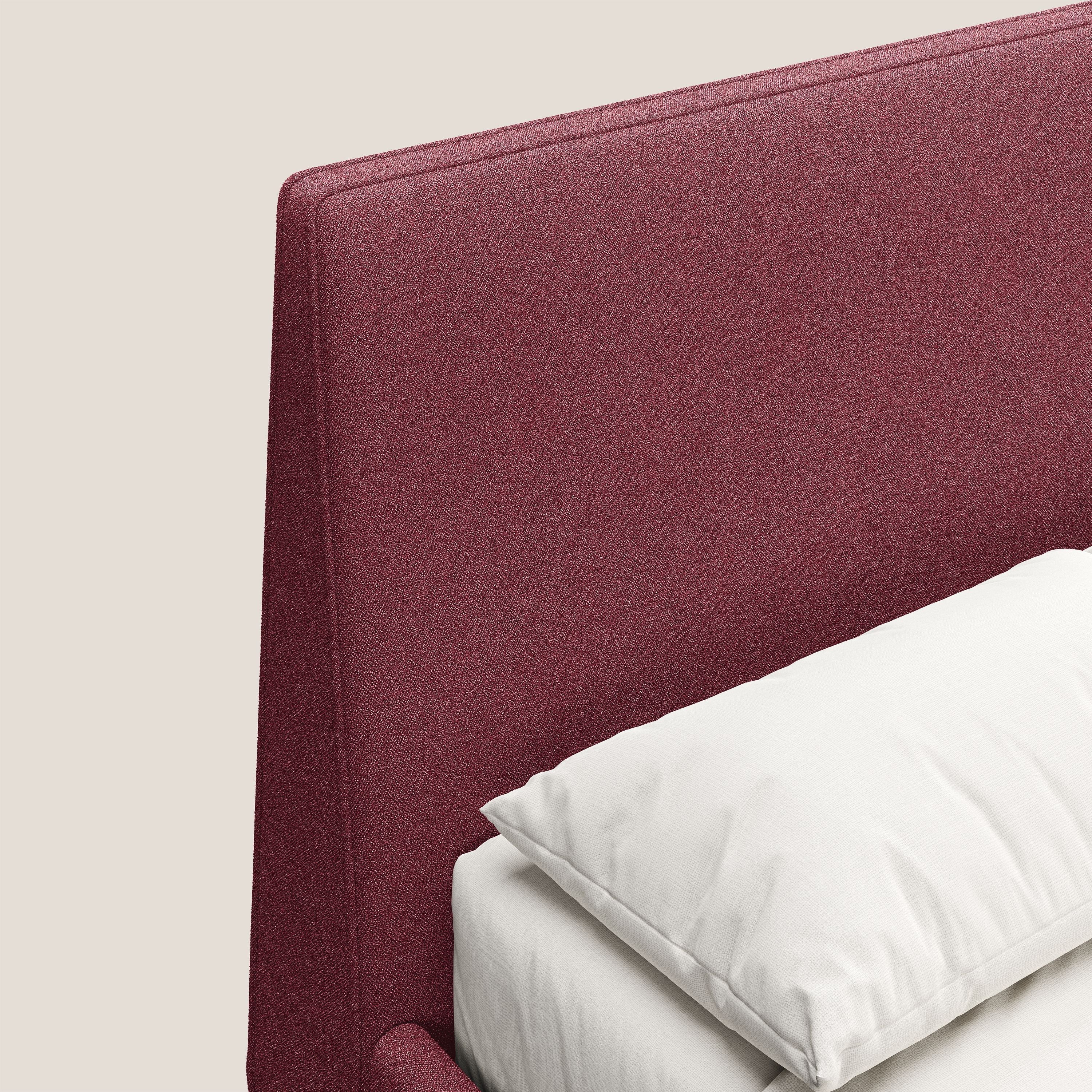 Dorotea letto imbottito con piedi in legno in morbido bouclé impermeabile T07 rosso - divani.store