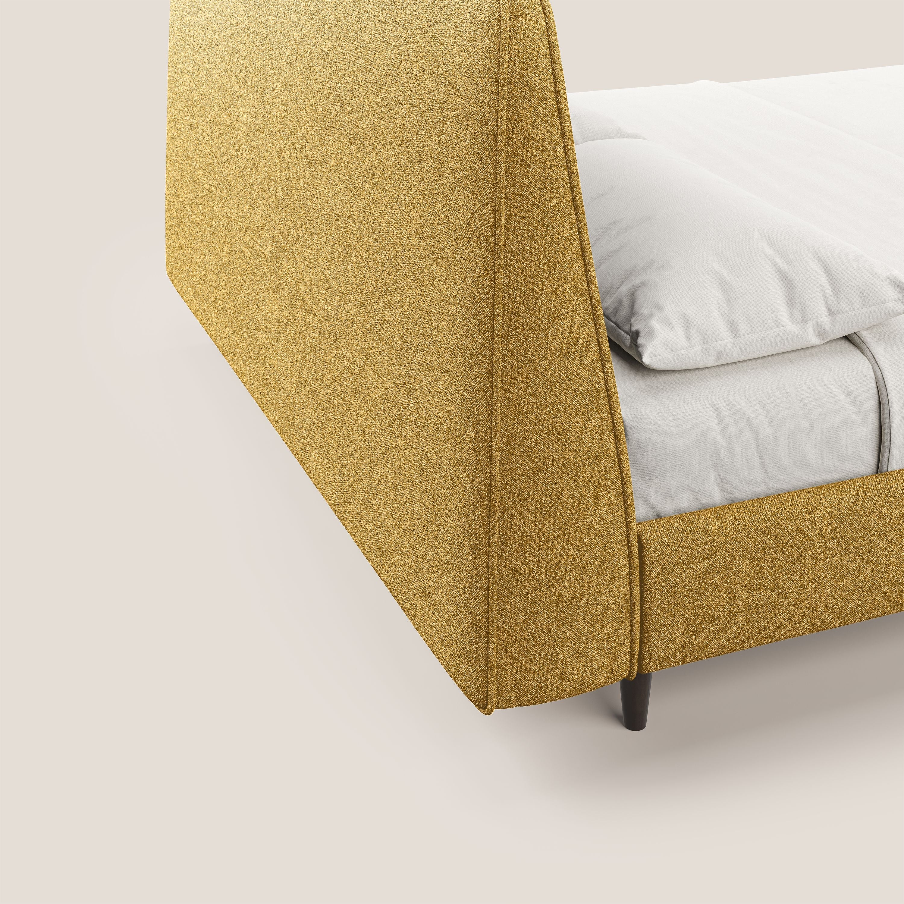 Dorotea letto imbottito con piedi in legno in morbido bouclé impermeabile T07 giallo - divani.store