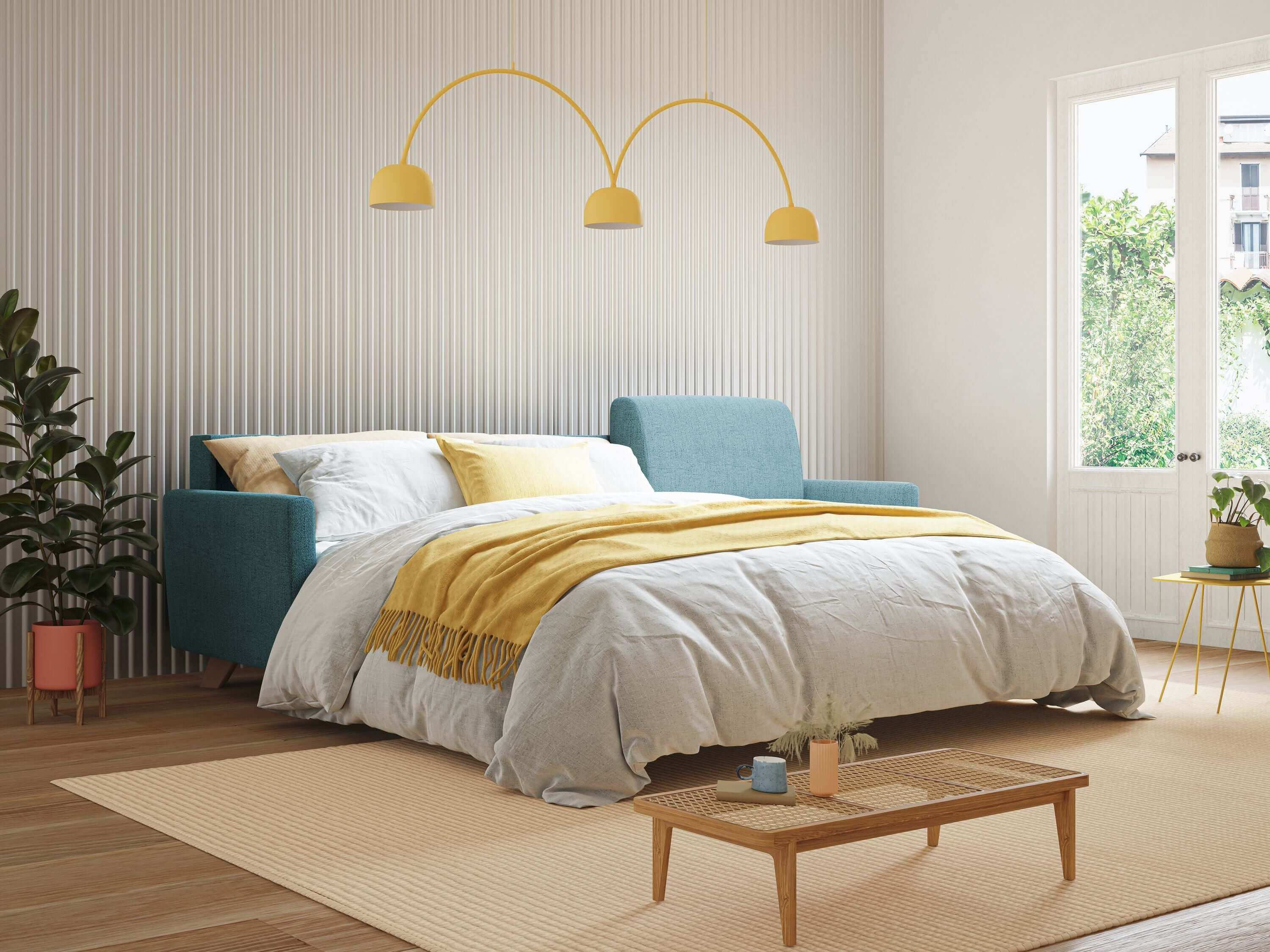 Una camera da letto moderna presenta il divano letto angolare Edgar da 243 cm di Divani.Store in tessuto impermeabile giallo Felis, abbinato a un letto verde acqua, biancheria da letto bianca e gialla, una lampada gialla, una parete a righe, una pianta in vaso e la luce del sole nelle vicinanze.