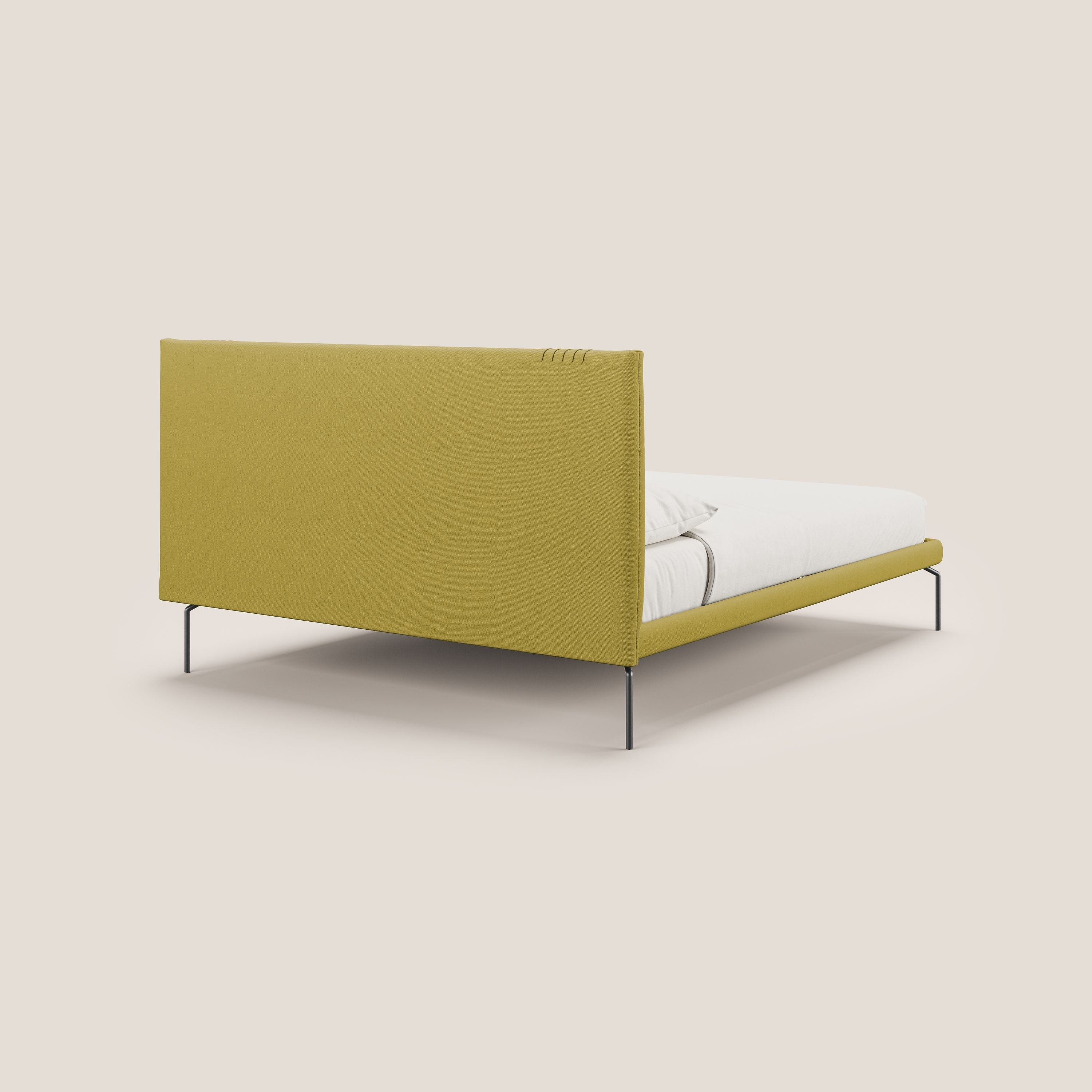 Finn letto imbottito con piedi alti in metallo in tessuto smacchiabile T05 giallo - divani.store