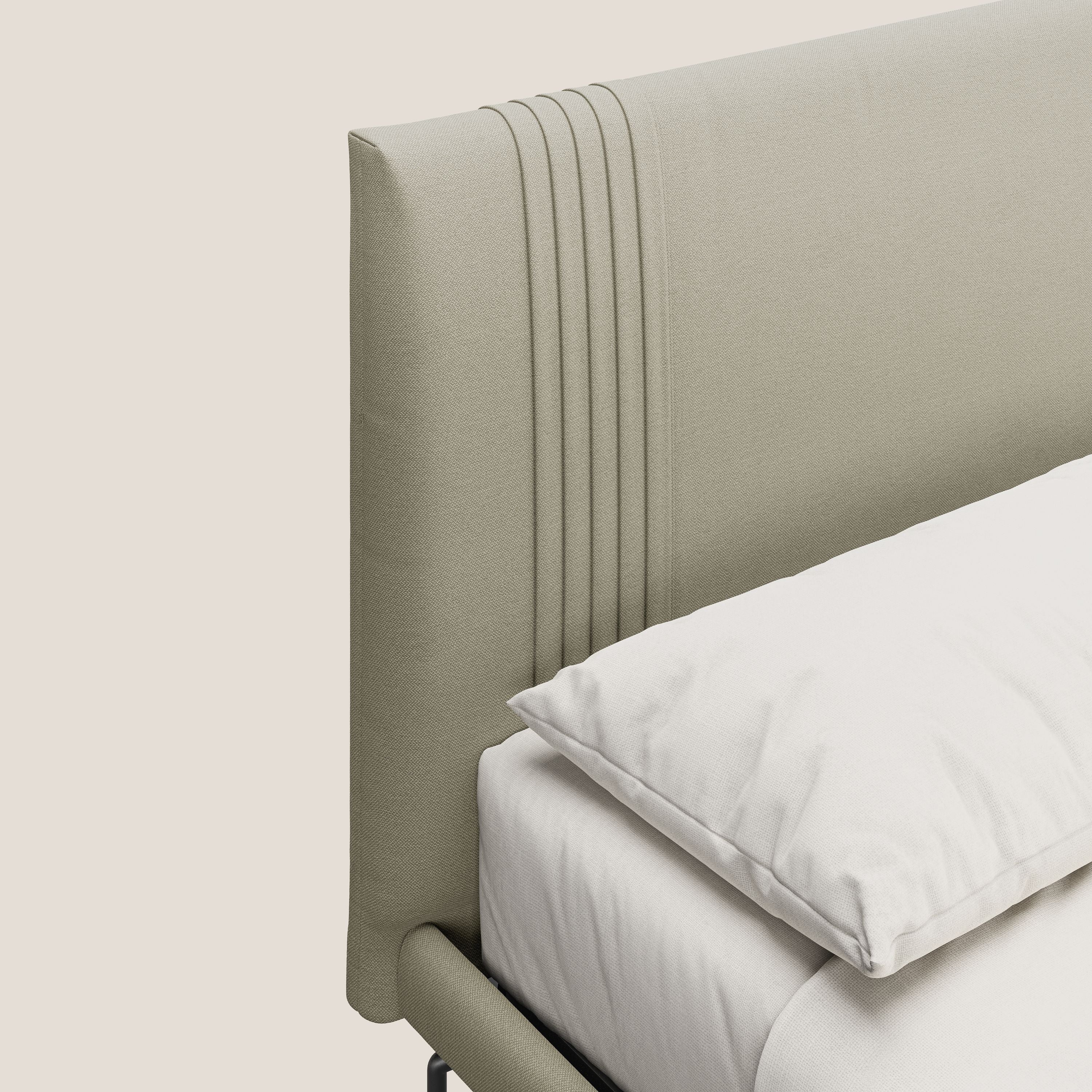 Finn letto imbottito con piedi alti in metallo in tessuto smacchiabile T05 panna - divani.store