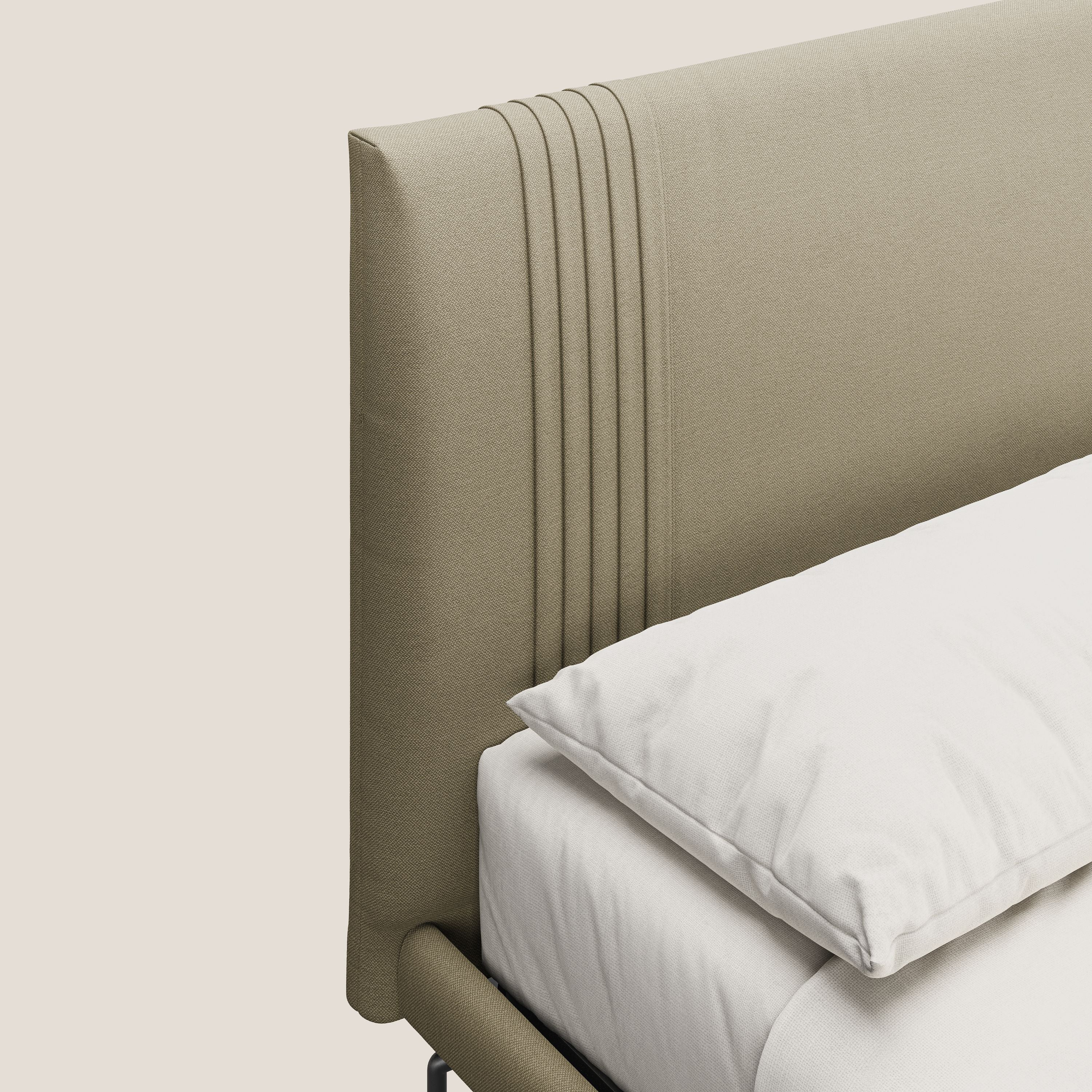 Finn letto imbottito con piedi alti in metallo in tessuto smacchiabile T05 cammello - divani.store