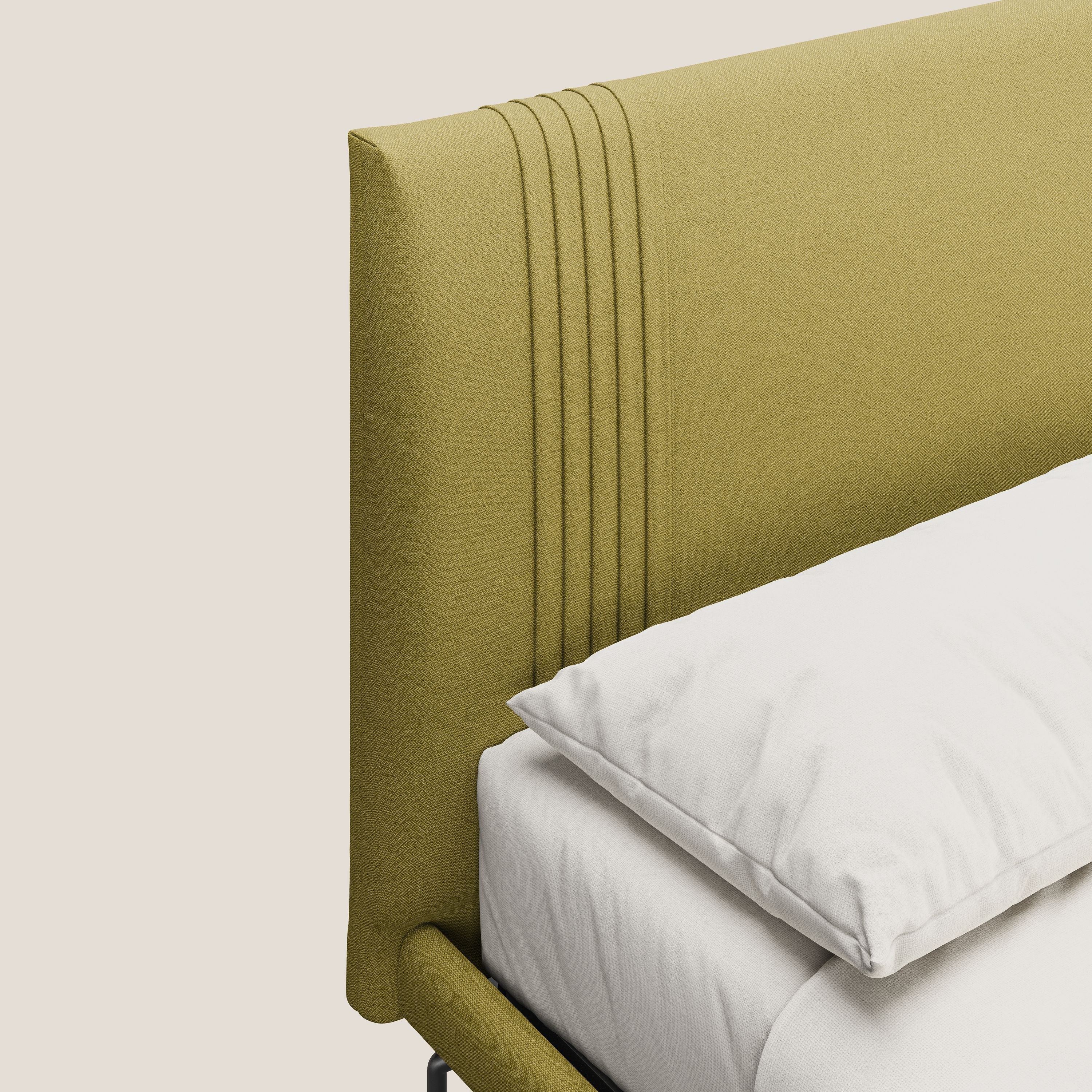 Finn letto imbottito con piedi alti in metallo in tessuto smacchiabile T05 giallo - divani.store