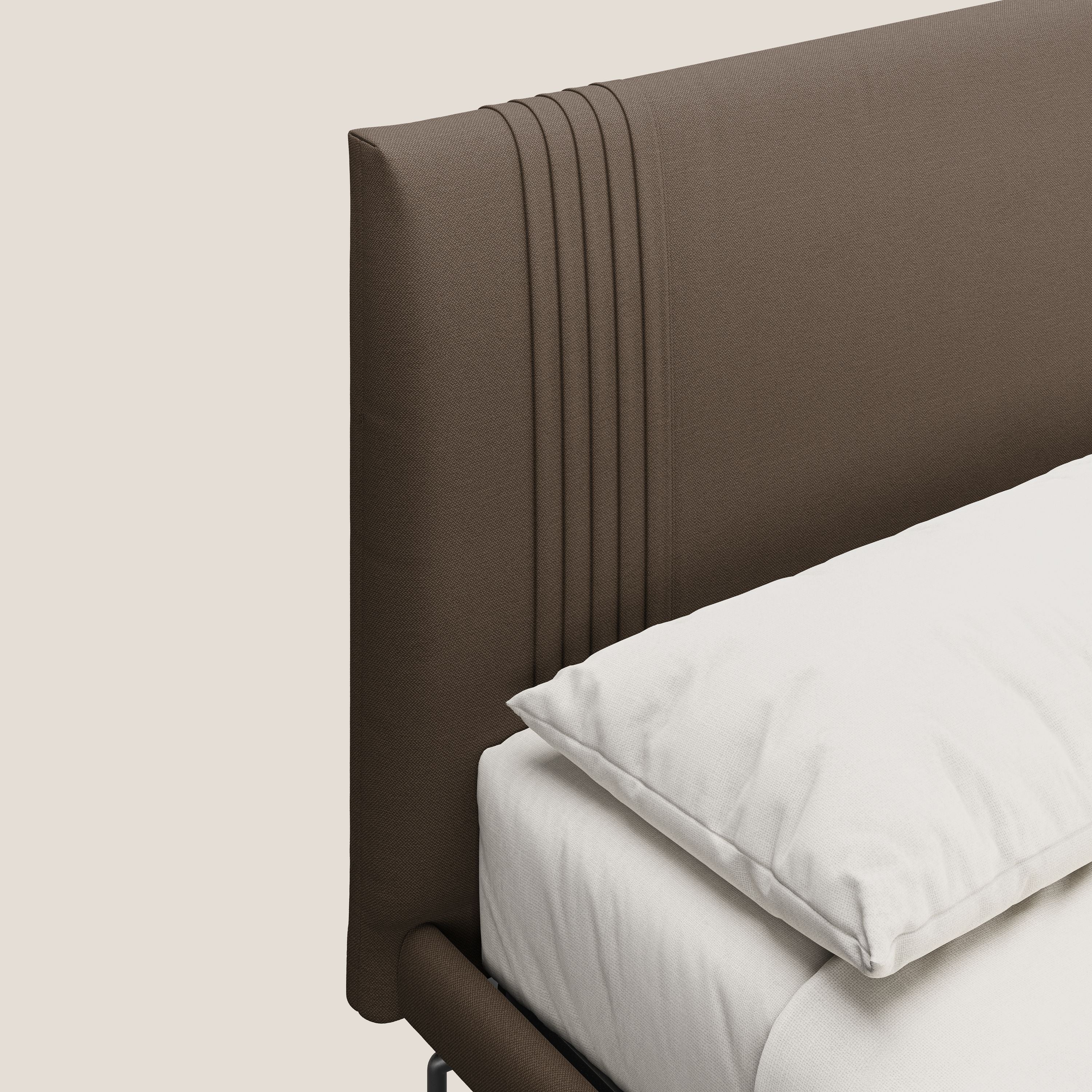 Finn letto imbottito con piedi alti in metallo in tessuto smacchiabile T05 marrone - divani.store
