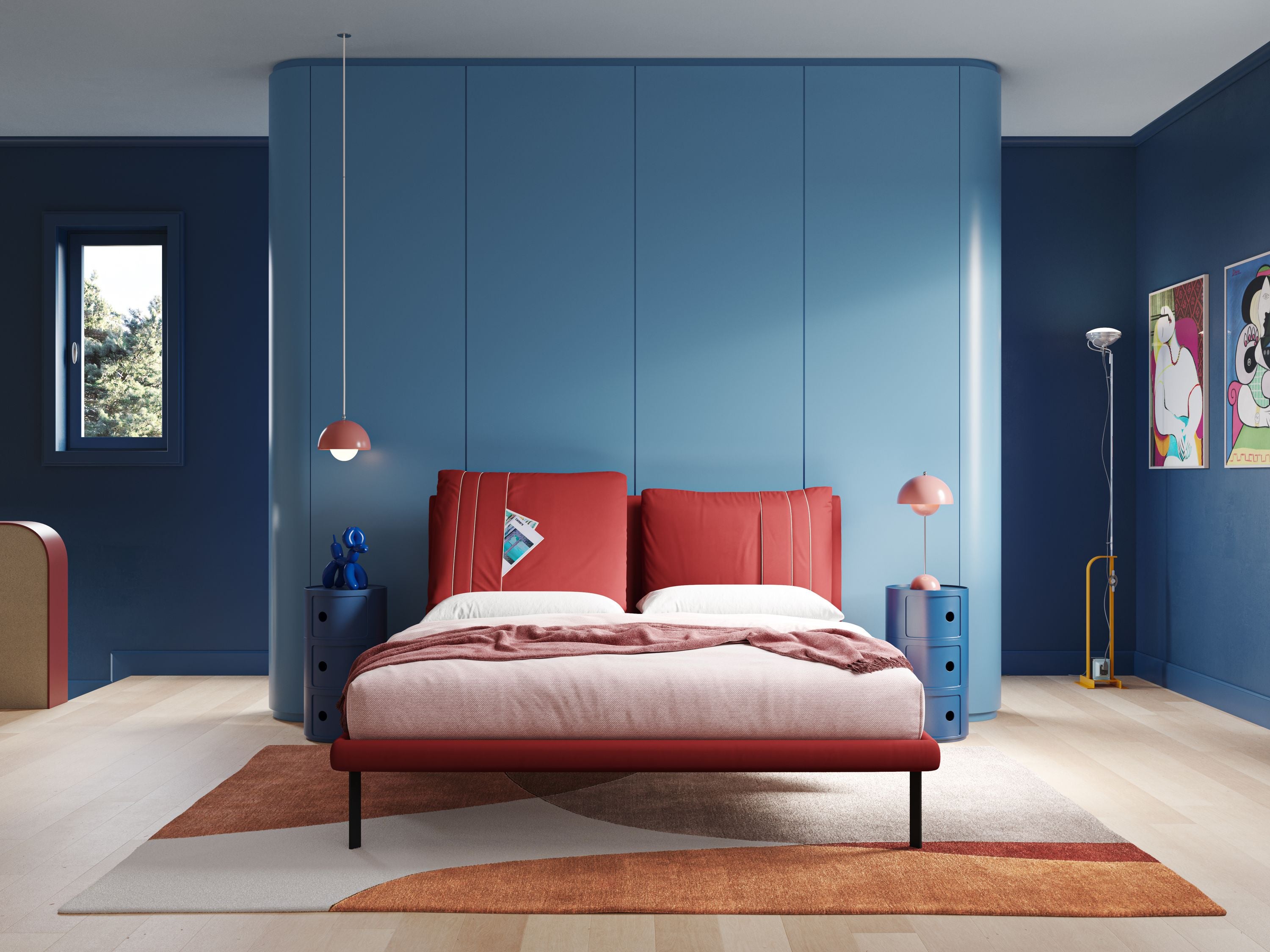 Una camera da letto moderna con pareti blu e mobili da incasso dietro un Letti.store Giselle letto moderno con cuscini testata regolabili T11 rosso. Due comodini blu e lampade rosa fiancheggiano il letto, con accenti italiani come l'arte astratta, una statuetta di orso blu e un tappeto audace.