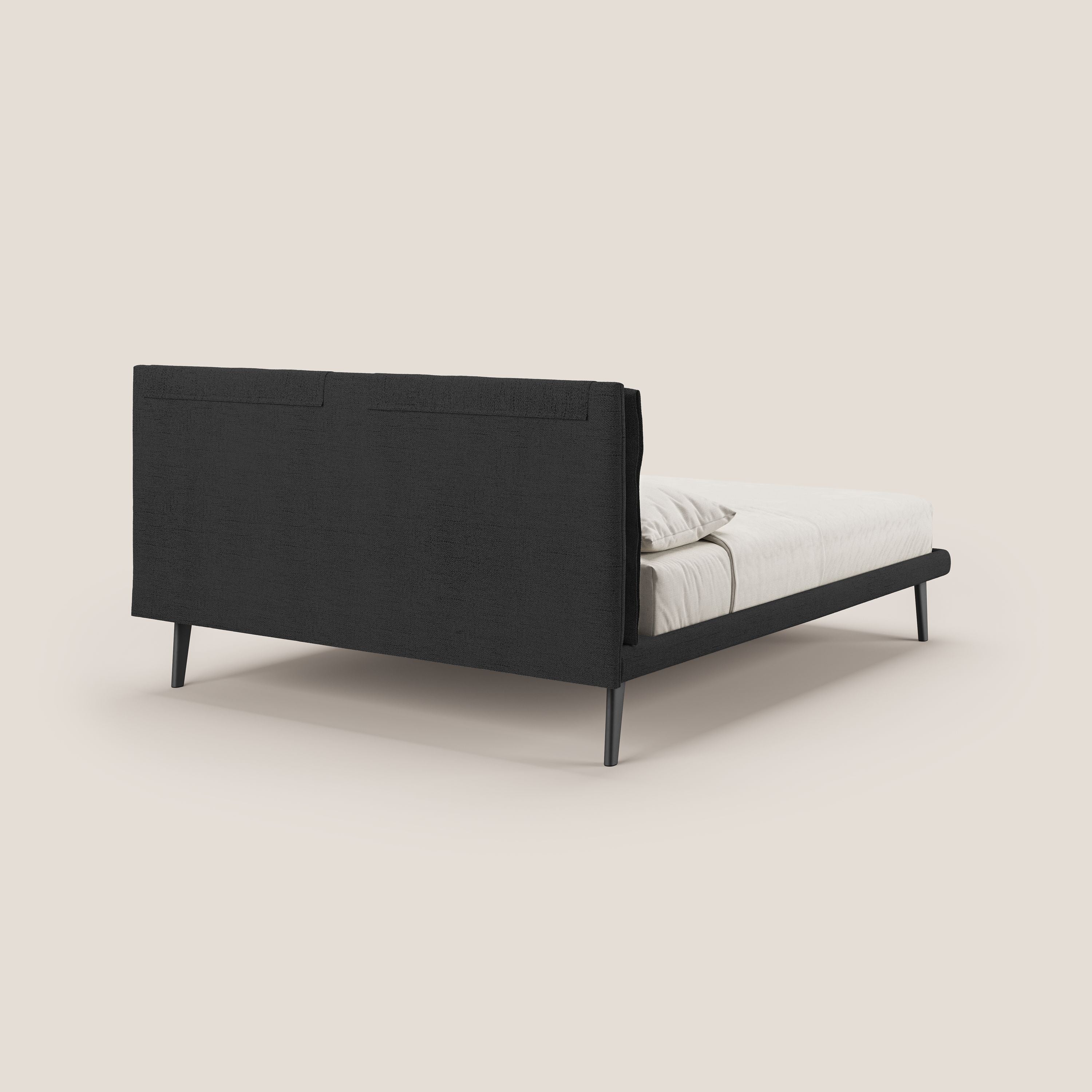 Ibuki letto con cuscini trapuntati regolabili e piedi in mogano in tessuto fiammato impermeabile T03 antracite - divani.store