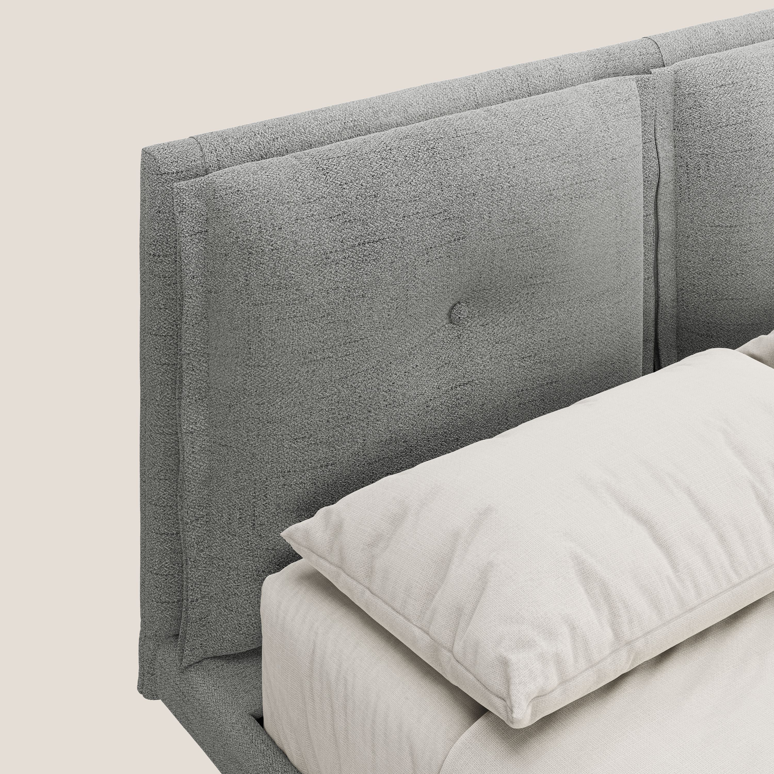 Ibuki letto con cuscini trapuntati regolabili e piedi in mogano in tessuto fiammato impermeabile T03 grigio chiaro - divani.store
