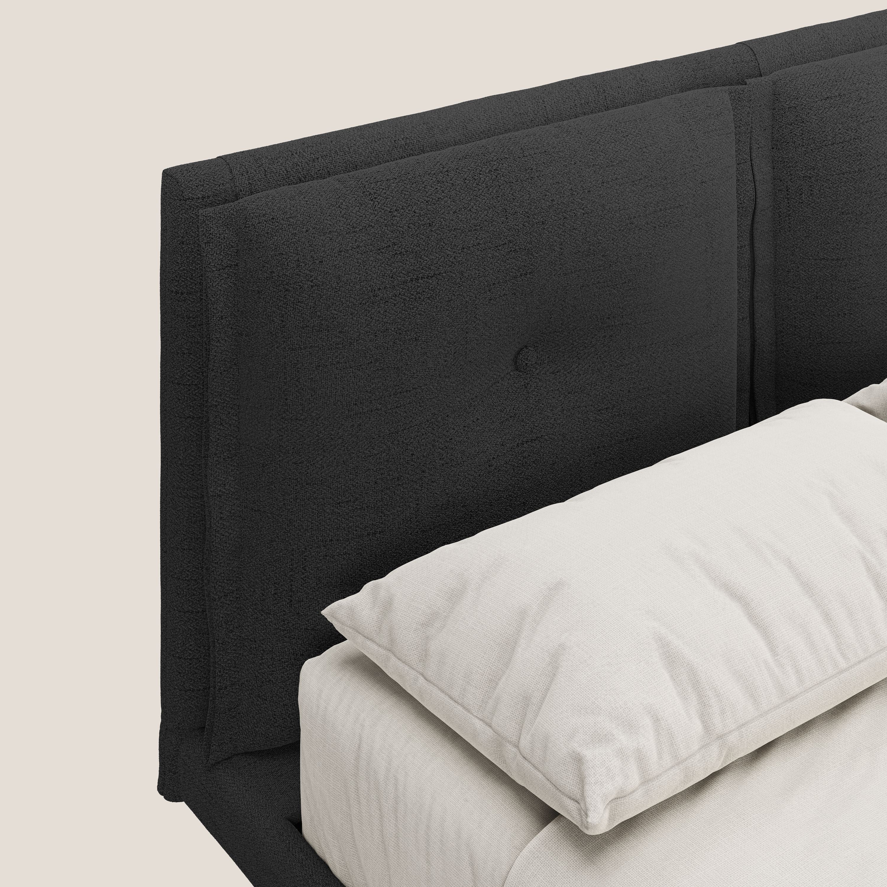 Ibuki letto con cuscini trapuntati regolabili e piedi in mogano in tessuto fiammato impermeabile T03 antracite - divani.store