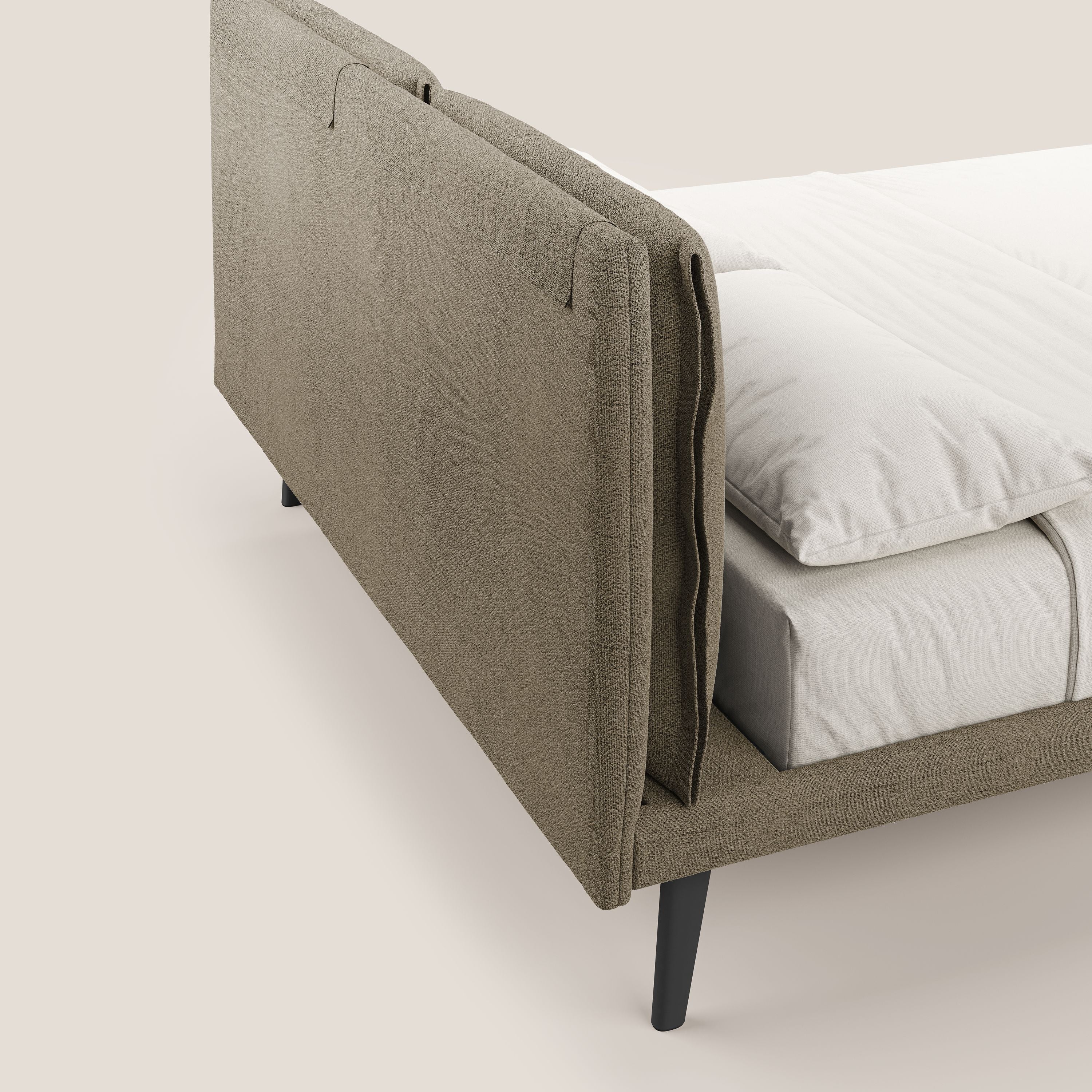 Ibuki letto con cuscini trapuntati regolabili e piedi in mogano in tessuto fiammato impermeabile T03 marrone - divani.store