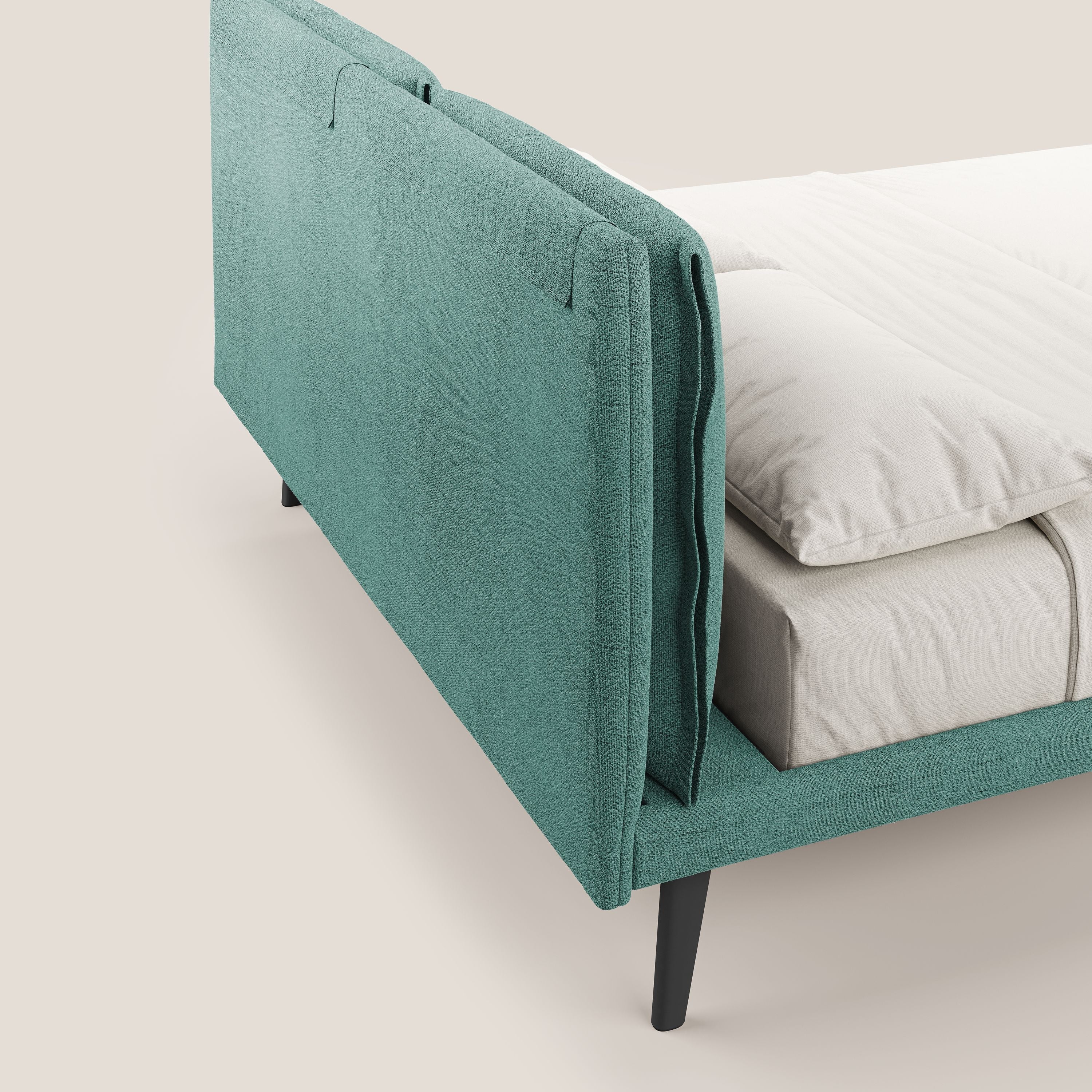 Ibuki letto con cuscini trapuntati regolabili e piedi in mogano in tessuto fiammato impermeabile T03 verde acqua - divani.store