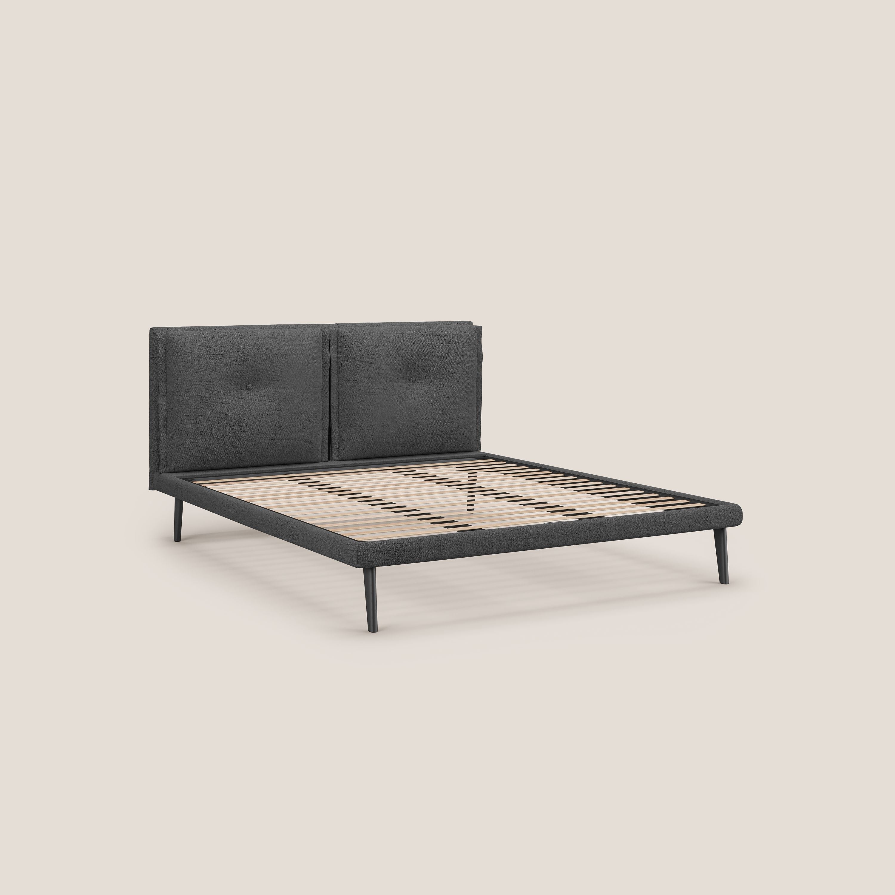 Ibuki letto con cuscini trapuntati regolabili e piedi in mogano in tessuto fiammato impermeabile T03 grigio - divani.store