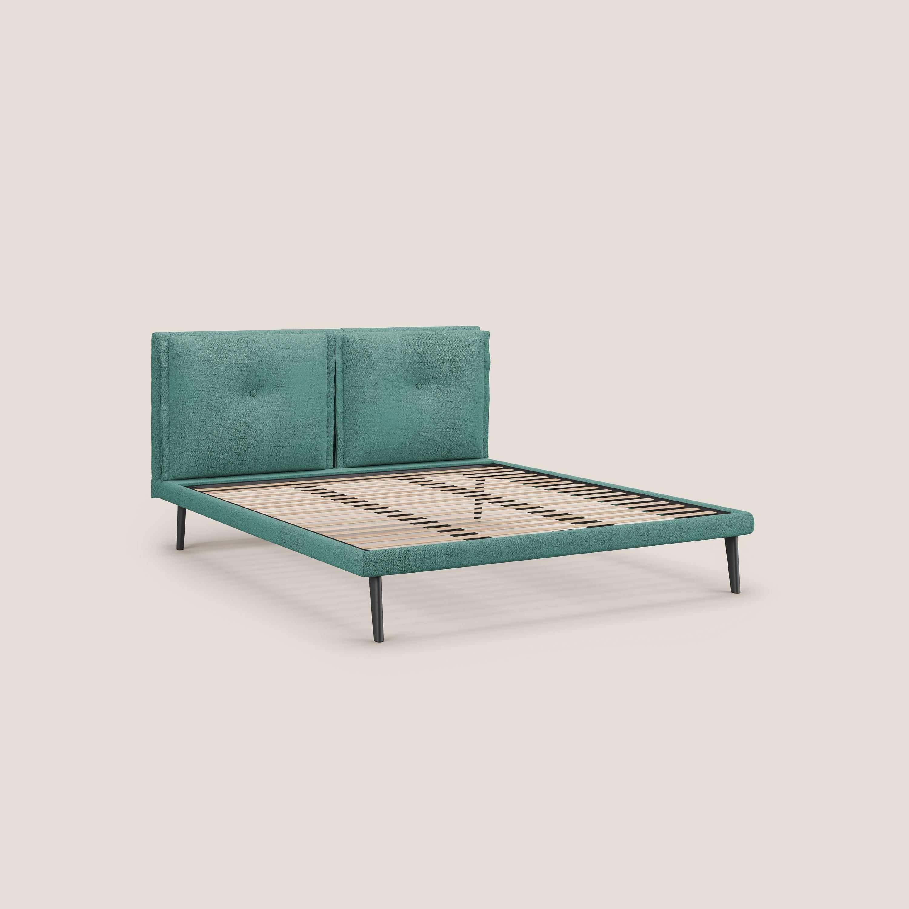 Ibuki letto con cuscini trapuntati regolabili e piedi in mogano in tessuto fiammato impermeabile T03 verde acqua - divani.store