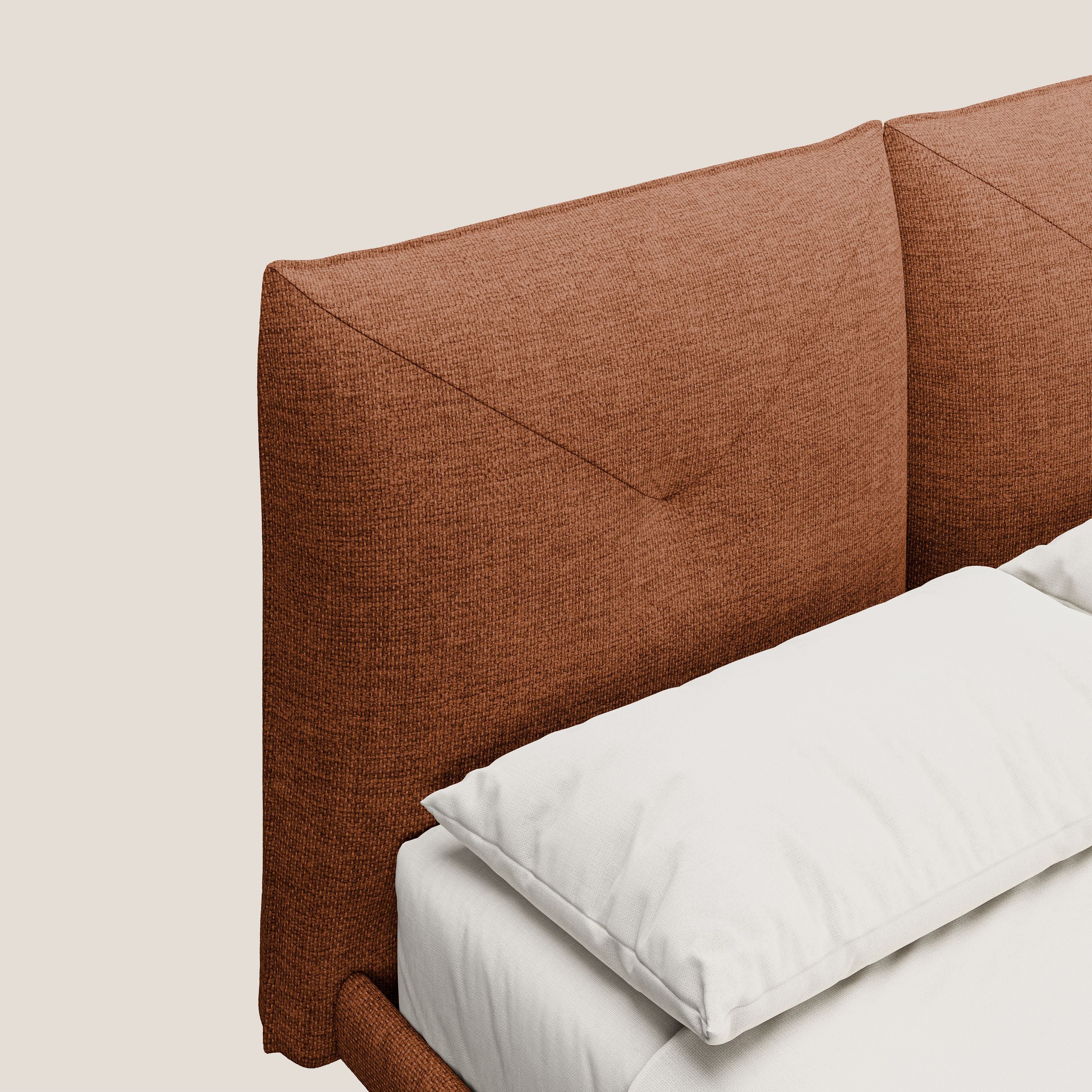 Jolie letto a doppio pannello con piedi alti in metallo in tessuto smacchiabile T18 ruggine - divani.store