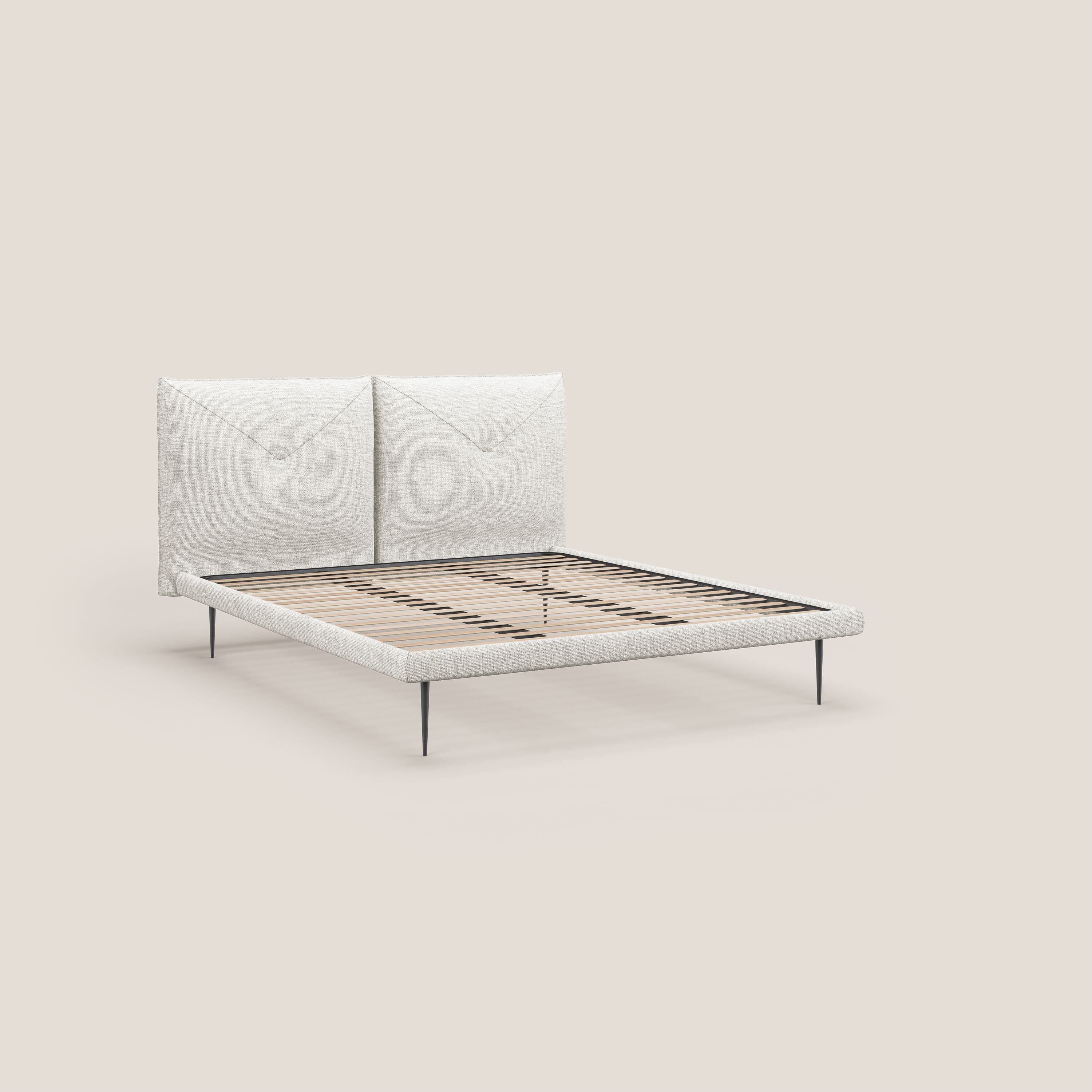 Jolie letto a doppio pannello con piedi alti in metallo in tessuto smacchiabile T18 bianco - divani.store