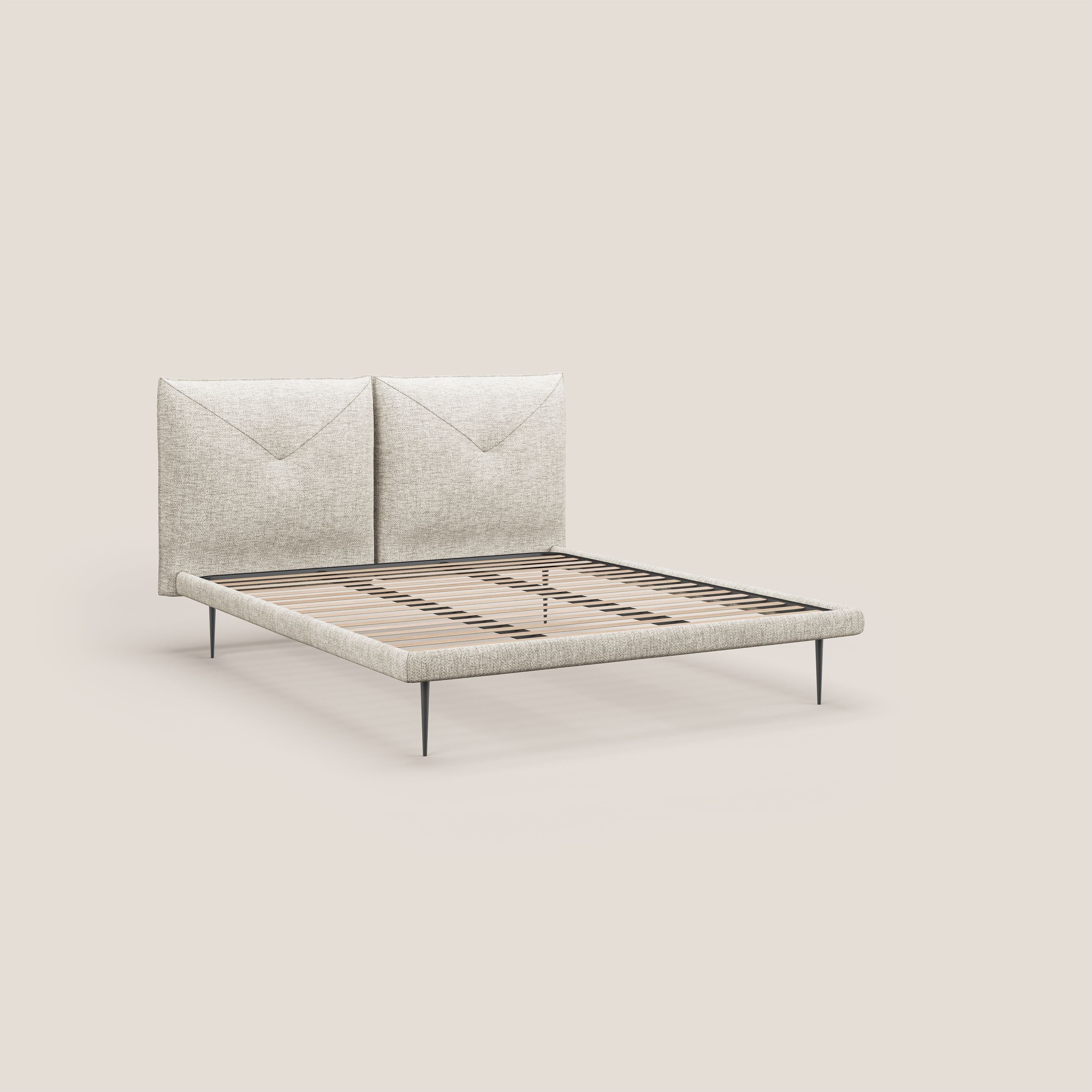 Jolie letto a doppio pannello con piedi alti in metallo in tessuto smacchiabile T18 panna - divani.store