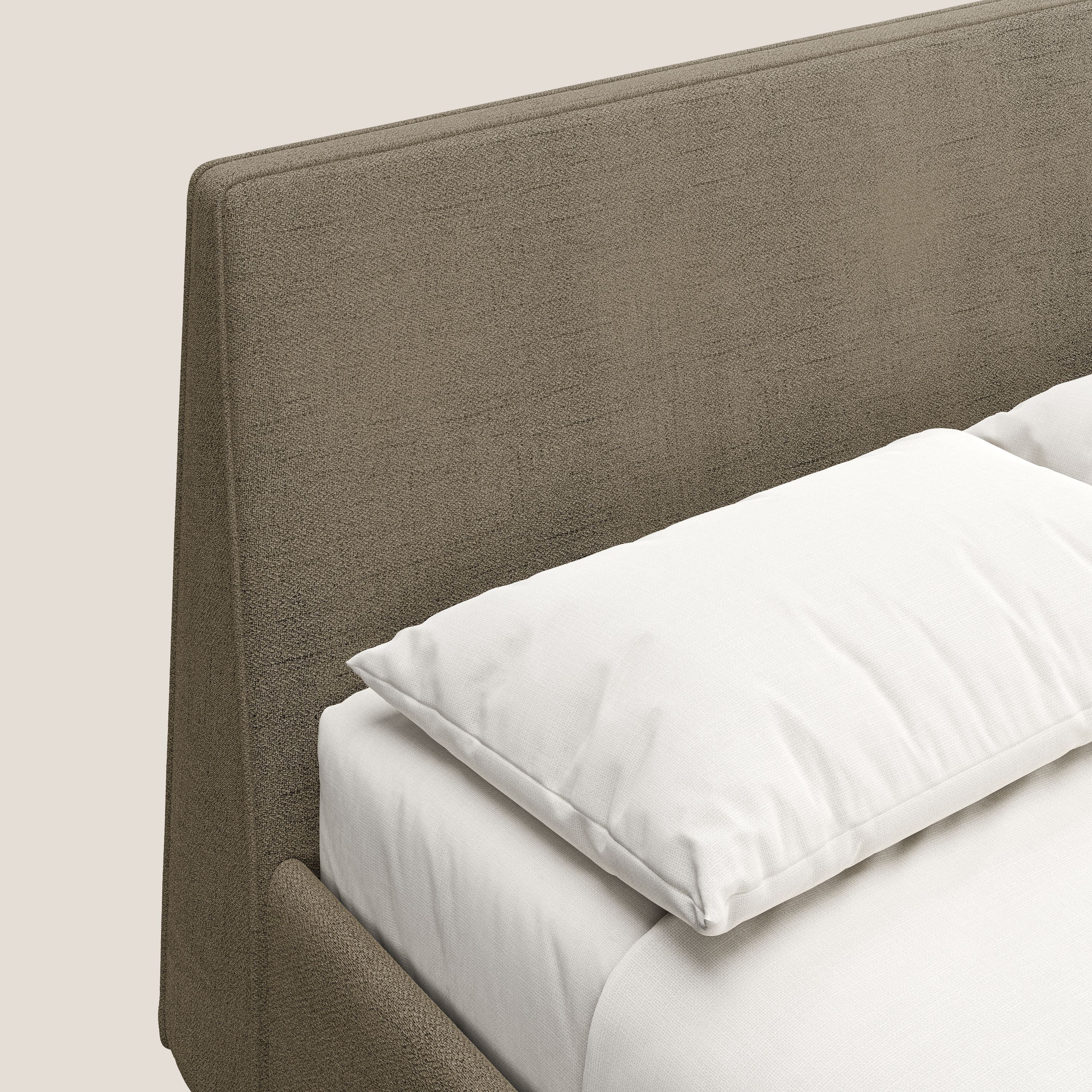 Justin letto imbottito contenitore e sfoderabile in tessuto fiammato impermeabile T03 marrone - divani.store