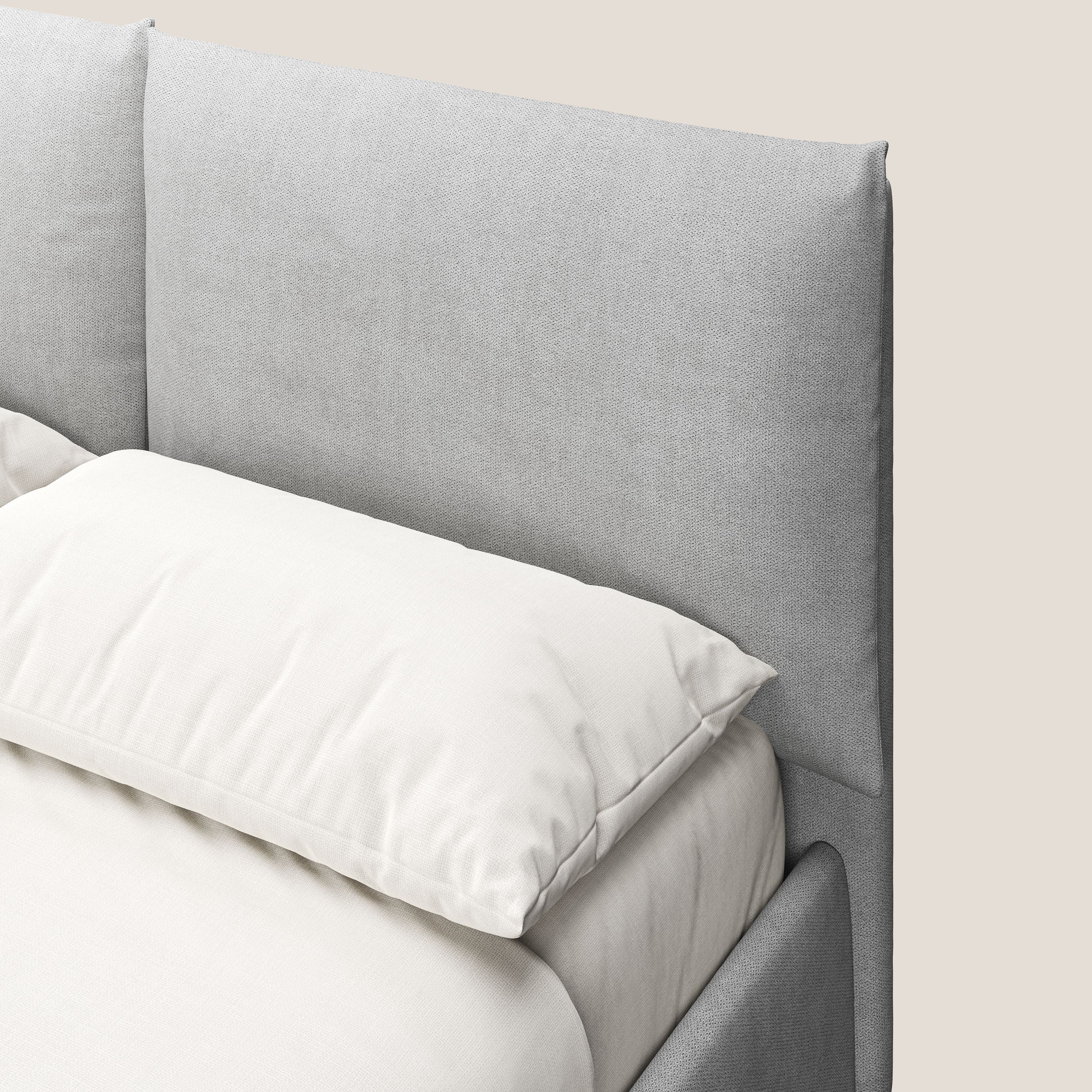 Mariana letto imbottito contenitore con cuscini in tessuto impermeabile T02 grigio chiaro - divani.store