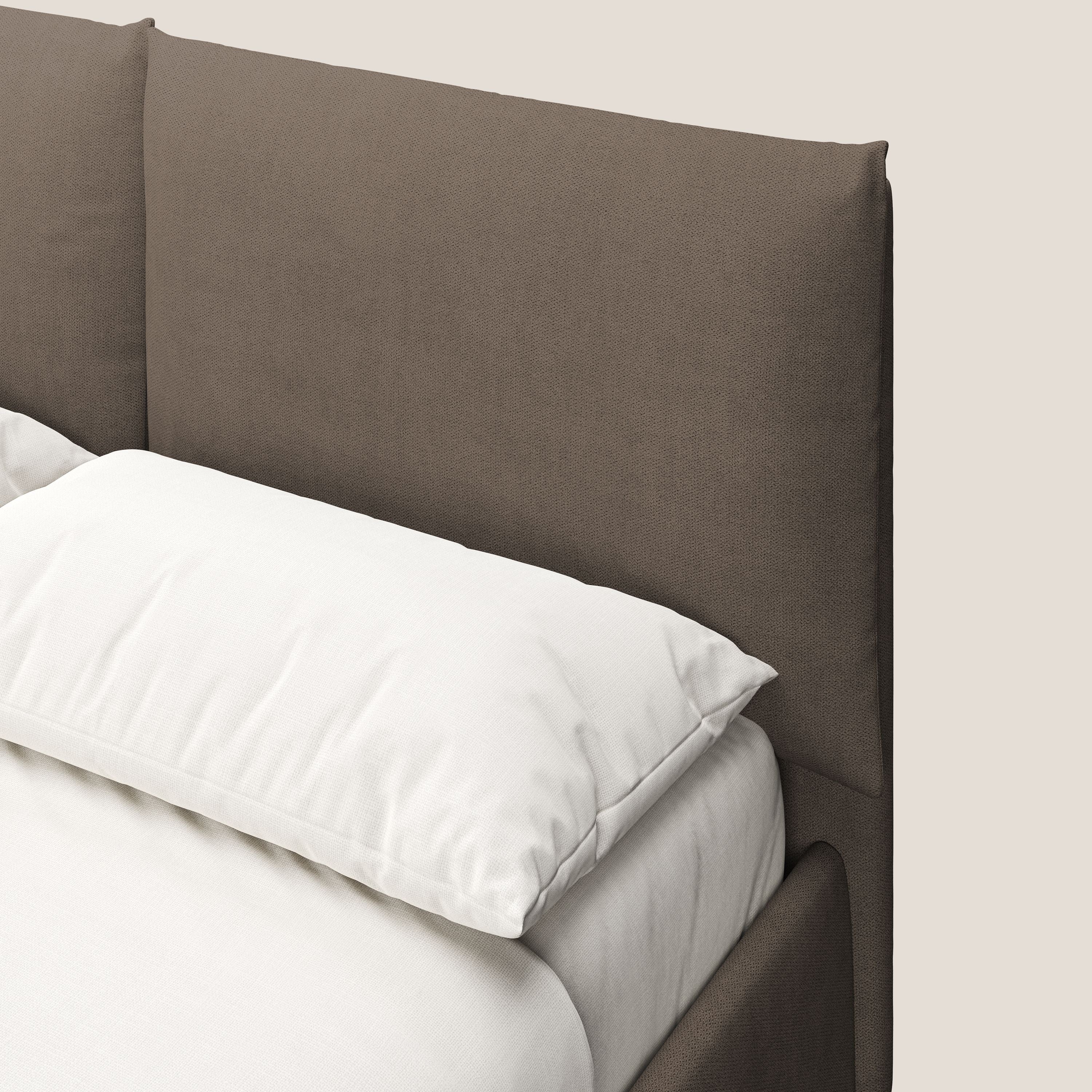 Mariana letto imbottito contenitore con cuscini in tessuto impermeabile T02 marrone - divani.store