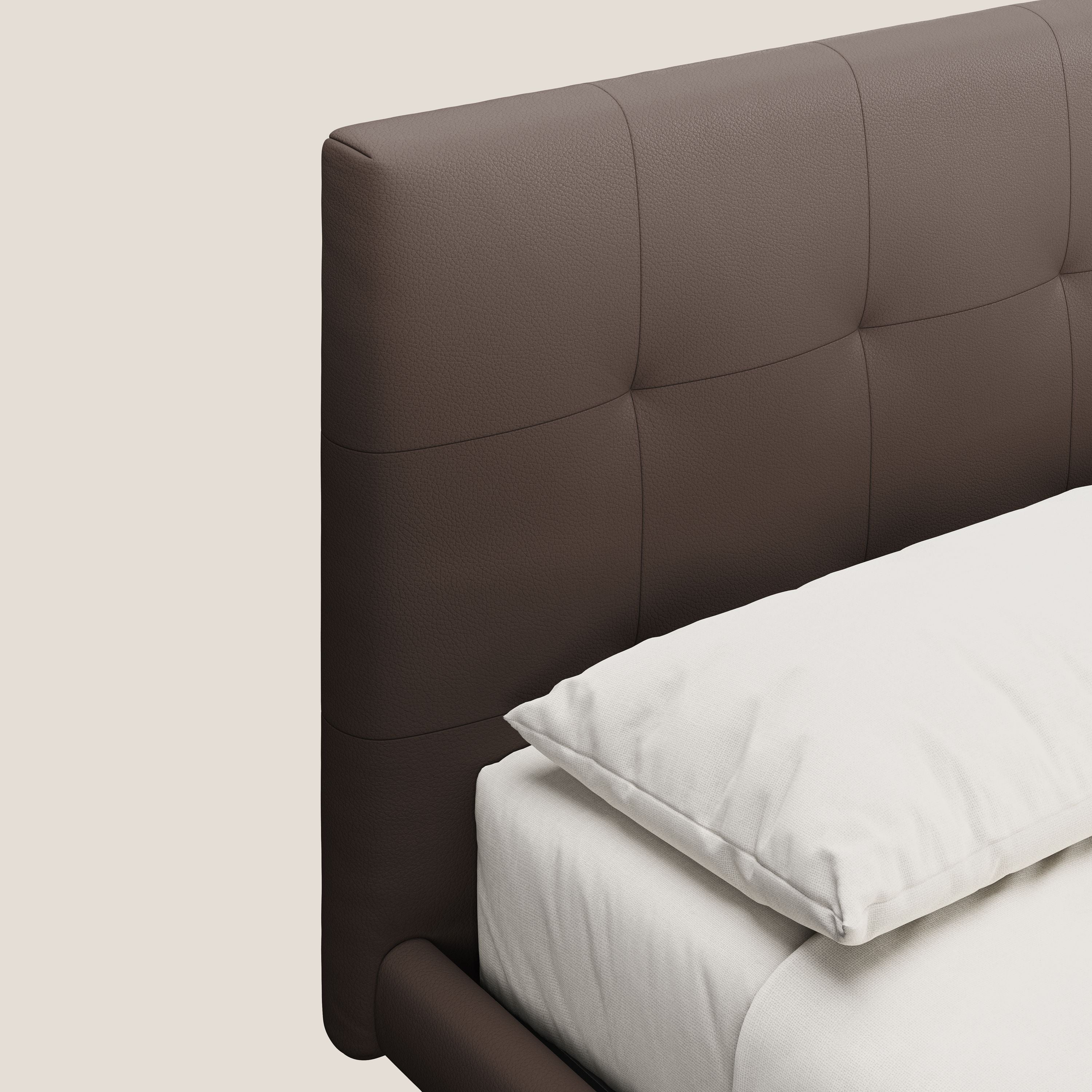 Midori letto imbottito trapuntato in ecopelle con piedini alti T04 marrone - divani.store
