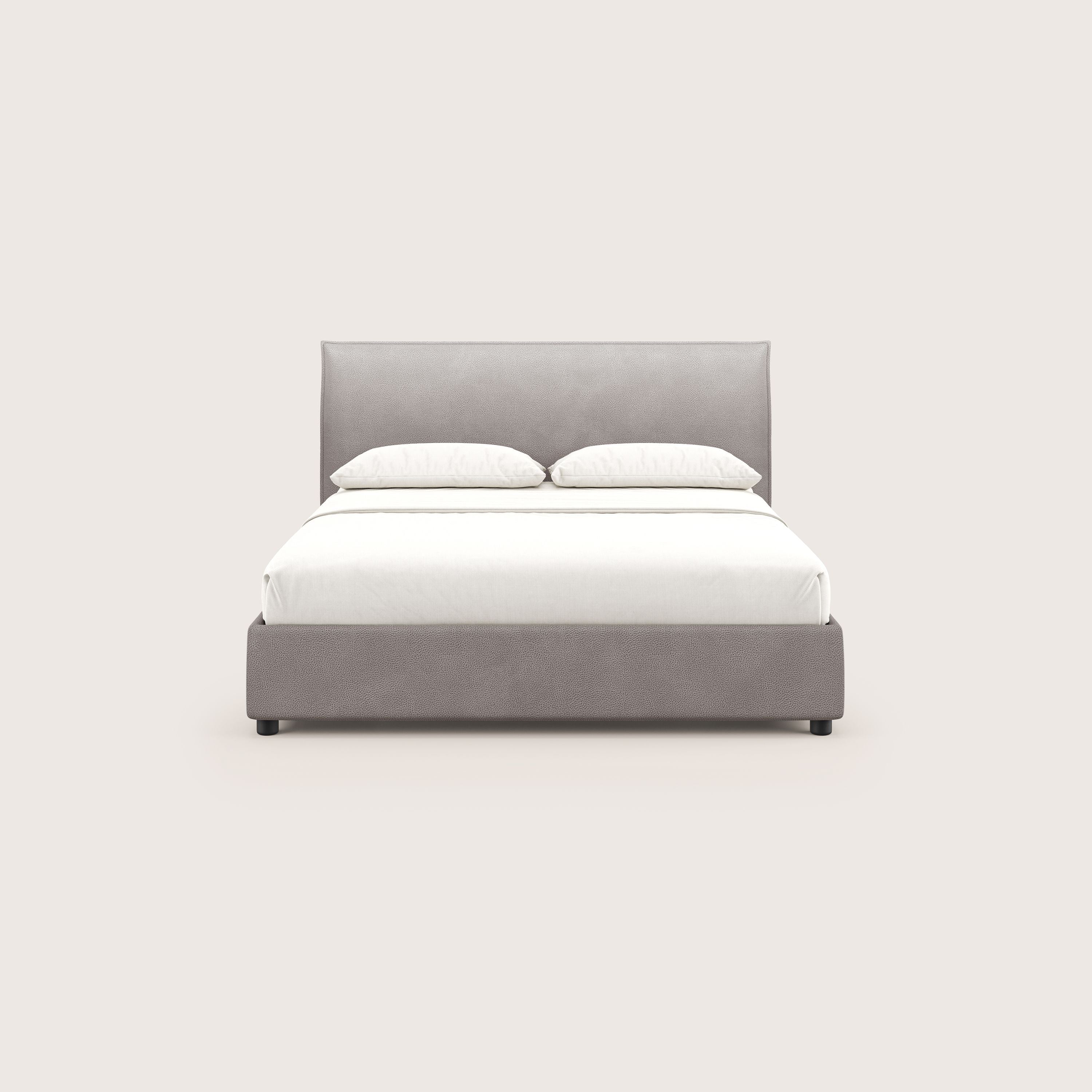 Il letto contenitore Nina di Letti.store è caratterizzato da un design minimale con rivestimento in microfibra effetto pelle color tortora, facile da pulire, con una testiera e una base eleganti che mostrano lo stile italiano contemporaneo.