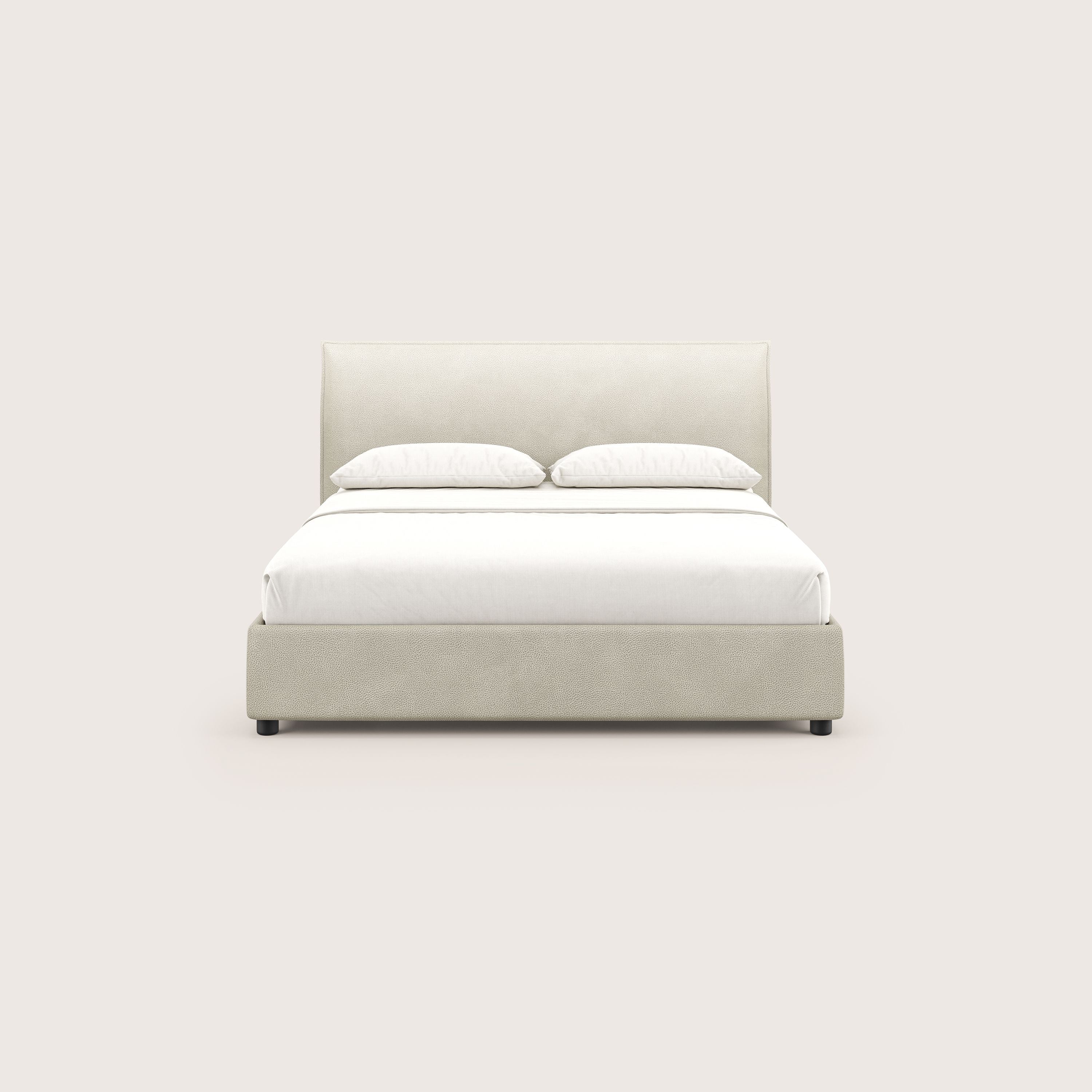 Il letto contenitore Nina di Letti.store vanta un design minimale in microfibra antimacchia panna con un'alta testata imbottita, linee pulite e uno stile italiano senza tempo.