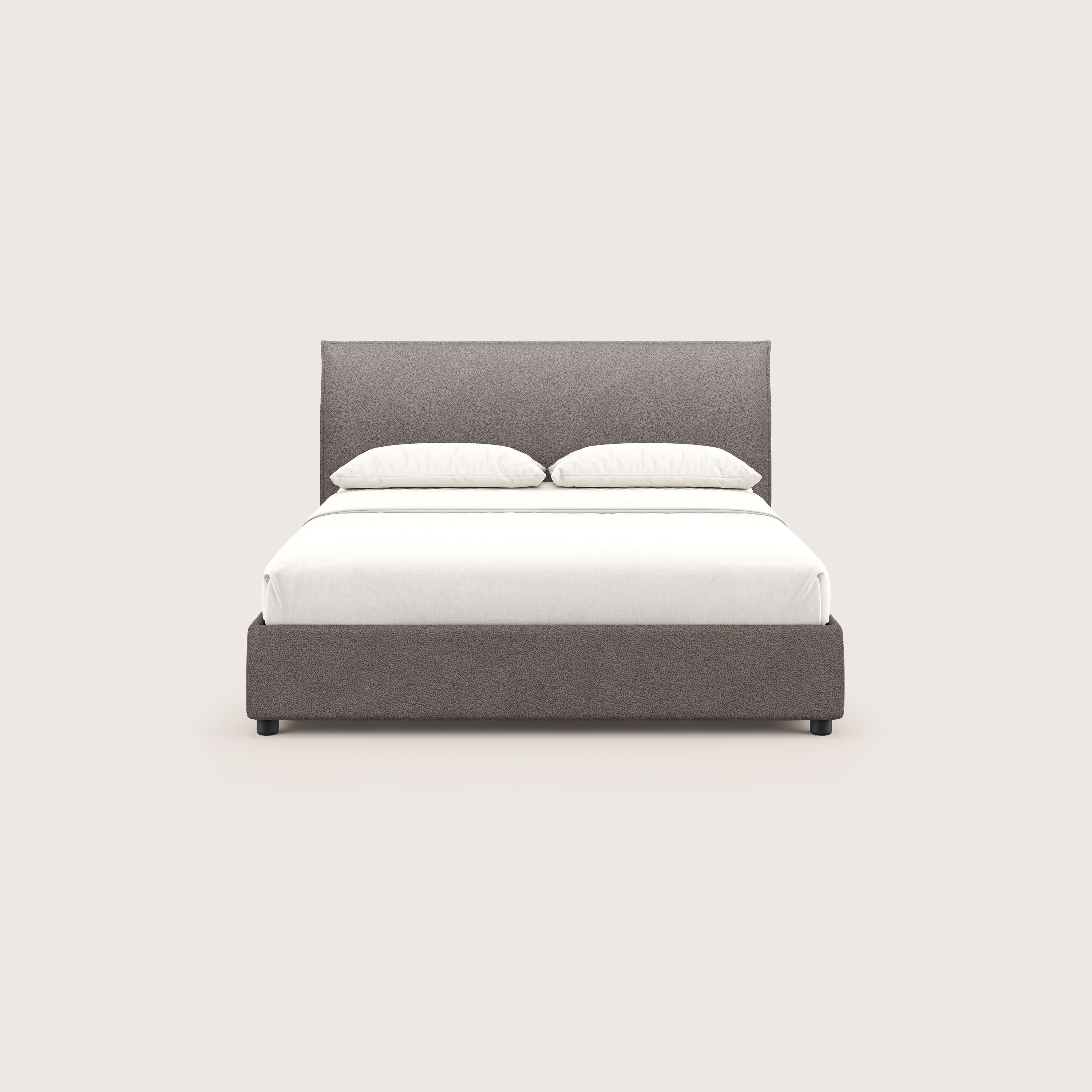 Il letto contenitore Nina di Letti.store è caratterizzato da un design minimalista italiano in microfibra marrone antimacchia, con una testiera e una struttura imbottite, su uno sfondo bianco sporco.