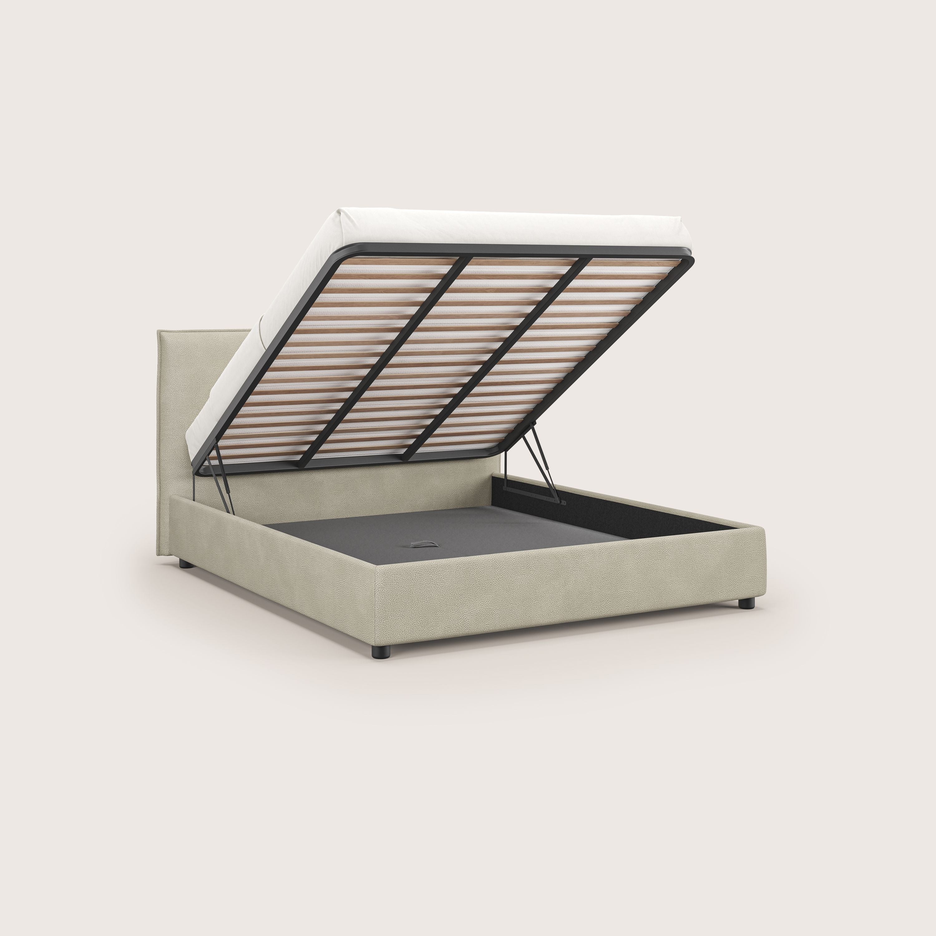 Il Nina di Letti.store è un letto contenitore dal design minimal in microfibra effetto pelle smacchiabile panna, con testiera alta, giroletto basso e meccanismo idraulico che svela ampio spazio contenitivo sotto la rete.