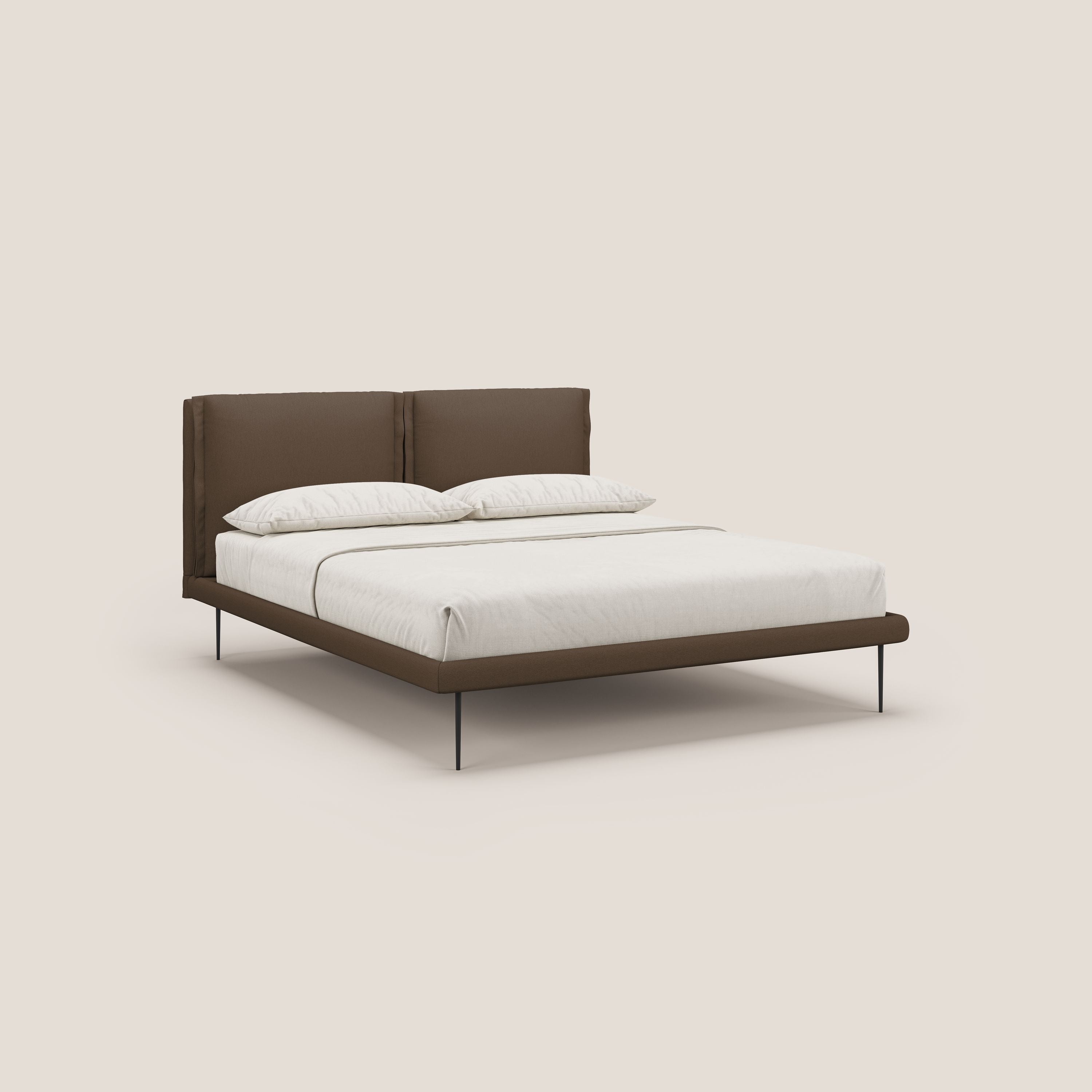 Noah letto con cuscini regolabili e piedi alti in metallo in tessuto smacchiabile T05 marrone - divani.store