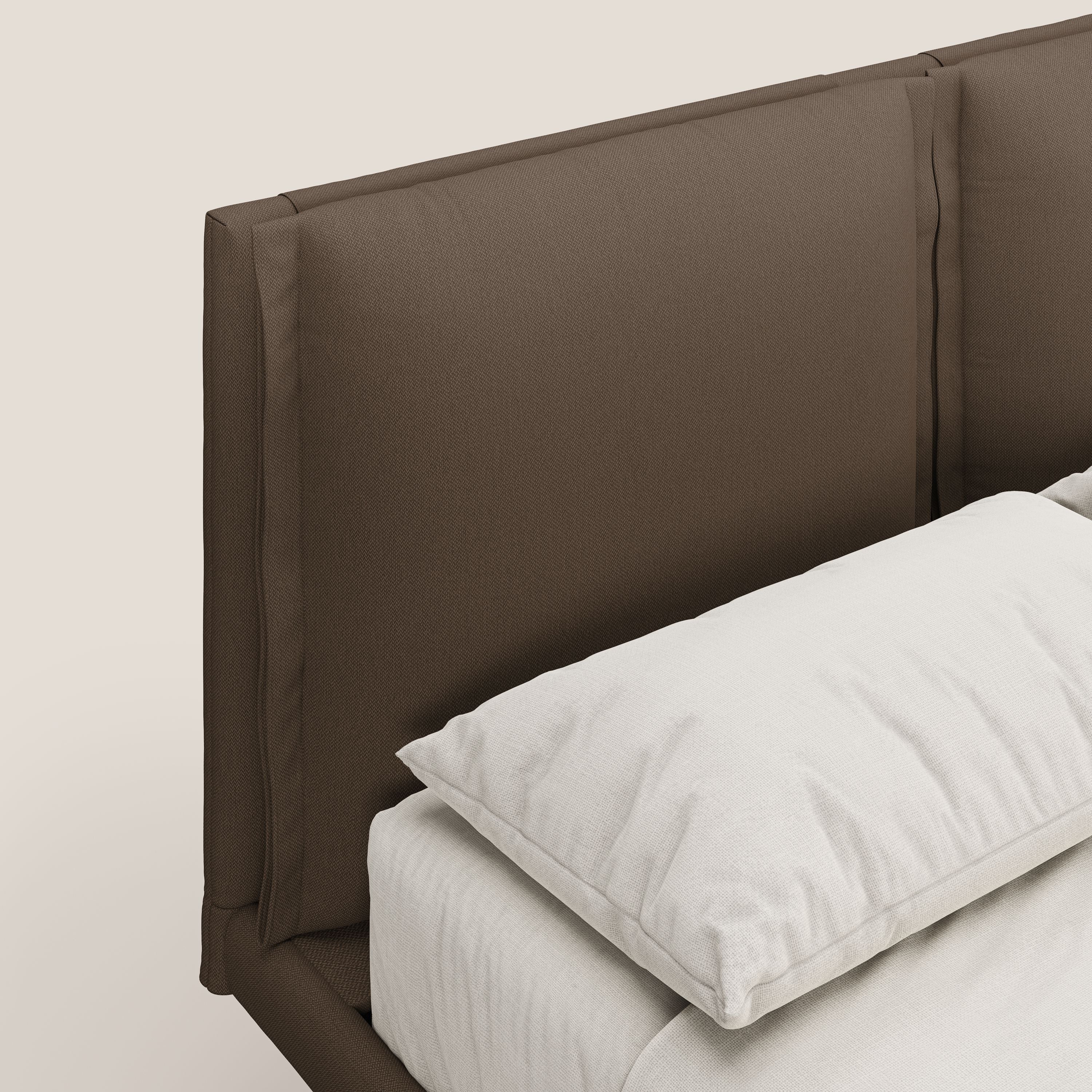 Noah letto con cuscini regolabili e piedi alti in metallo in tessuto smacchiabile T05 marrone - divani.store