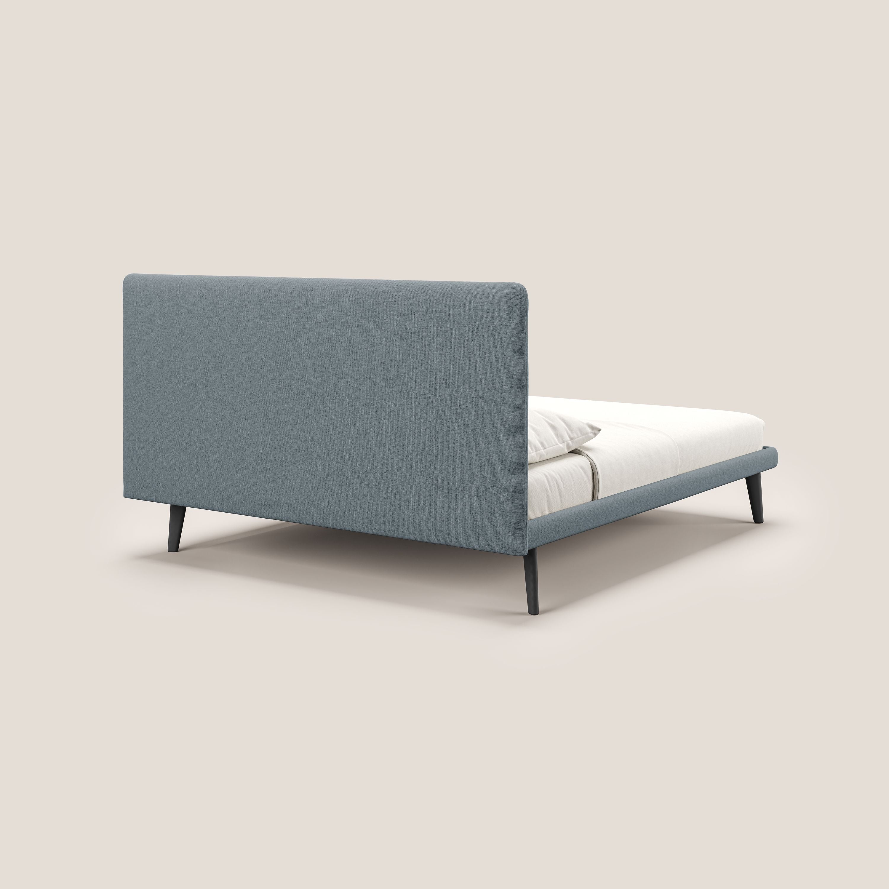 Noel letto minimal scandinavo con piedi in mogano e tessuto fiammato impermeabile T19 carta da zucchero - divani.store