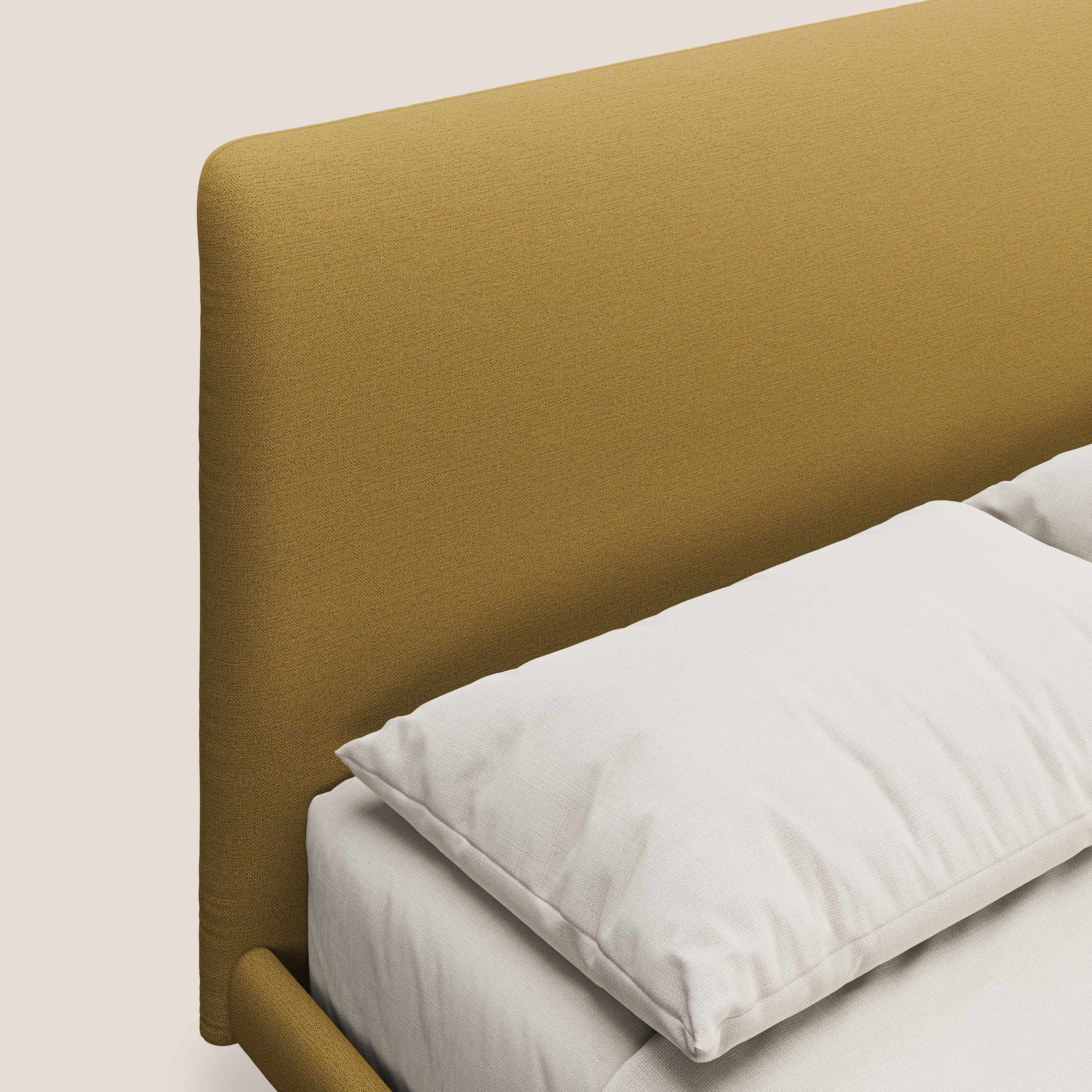 Noel letto minimal scandinavo con piedi in mogano e tessuto fiammato impermeabile T19 giallo - divani.store