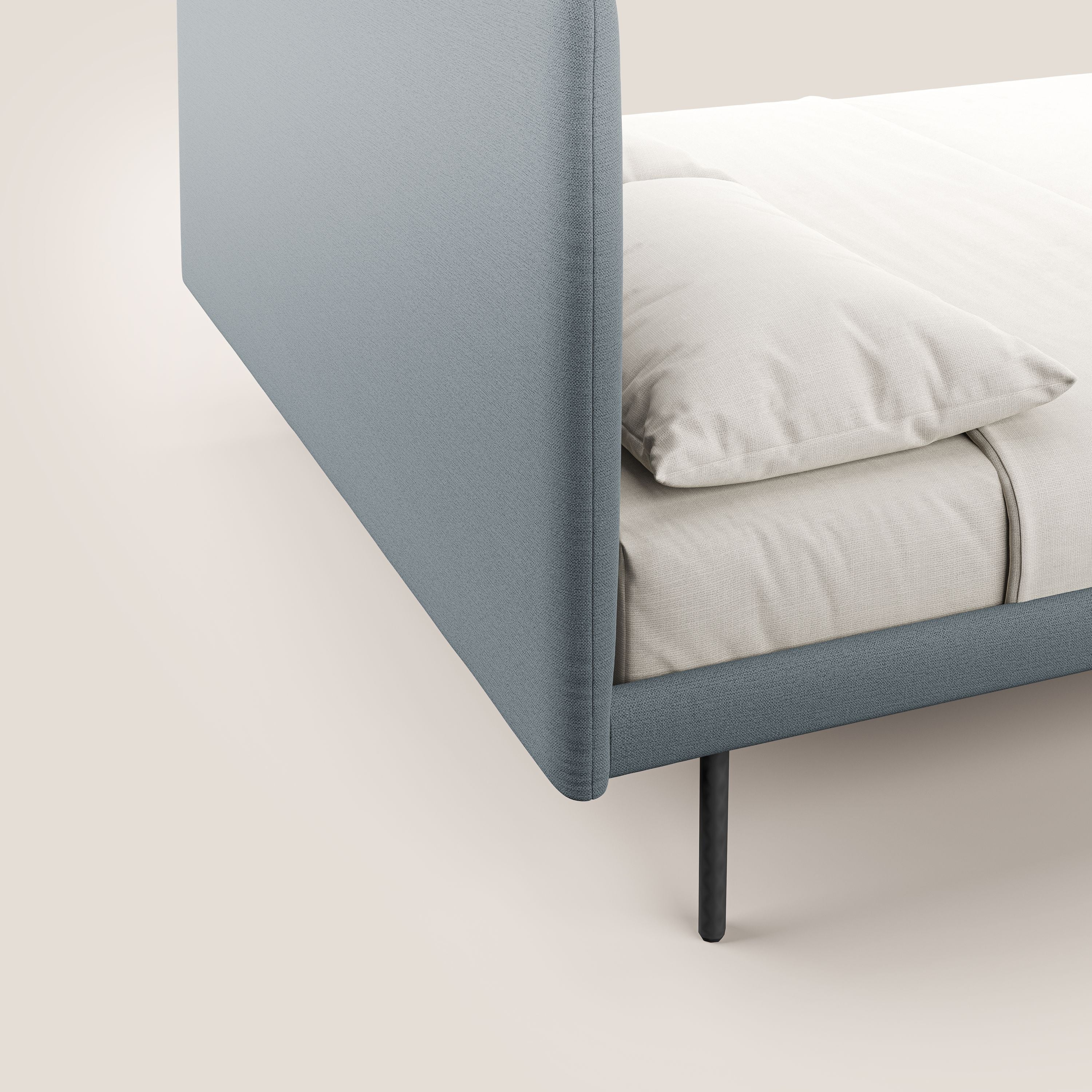 Noel letto minimal scandinavo con piedi in mogano e tessuto fiammato impermeabile T19 carta da zucchero - divani.store