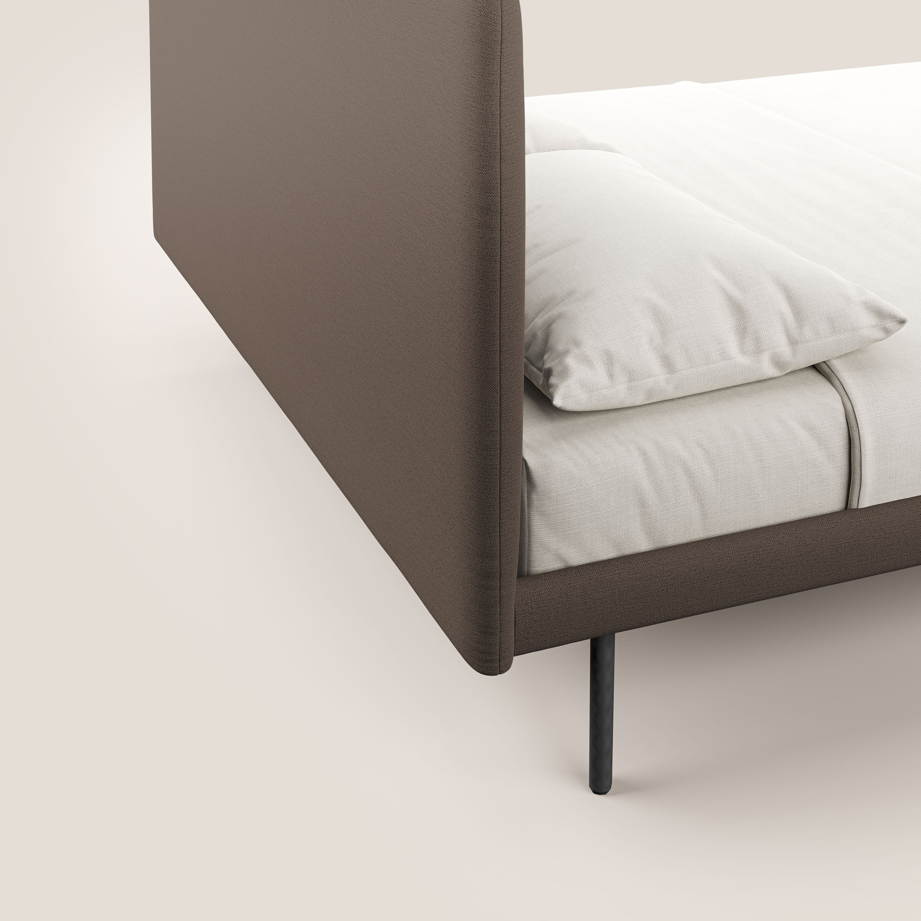 Noel letto minimal scandinavo con piedi in mogano e tessuto fiammato impermeabile T19 marrone - divani.store