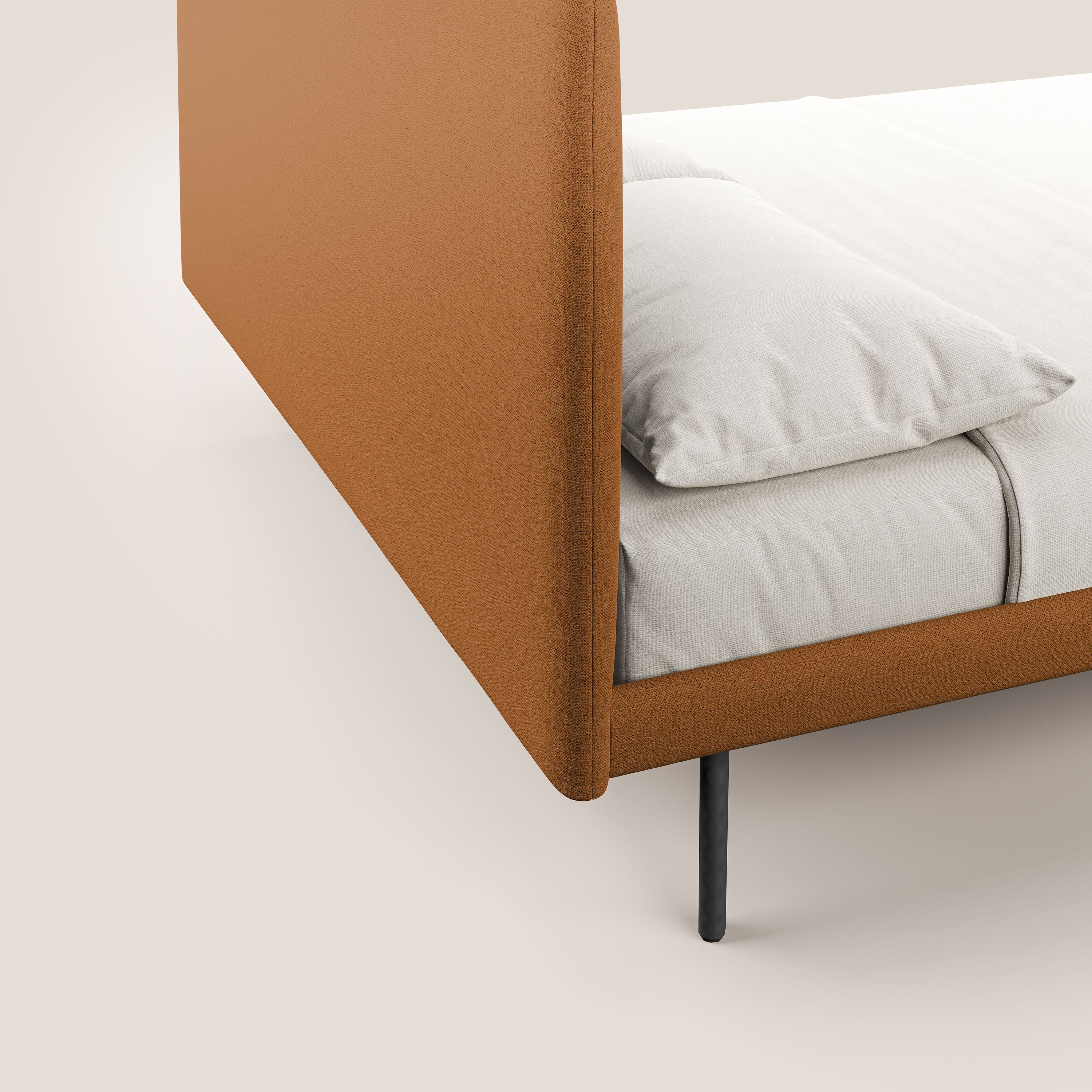 Noel letto minimal scandinavo con piedi in mogano e tessuto fiammato impermeabile T19 arancio - divani.store