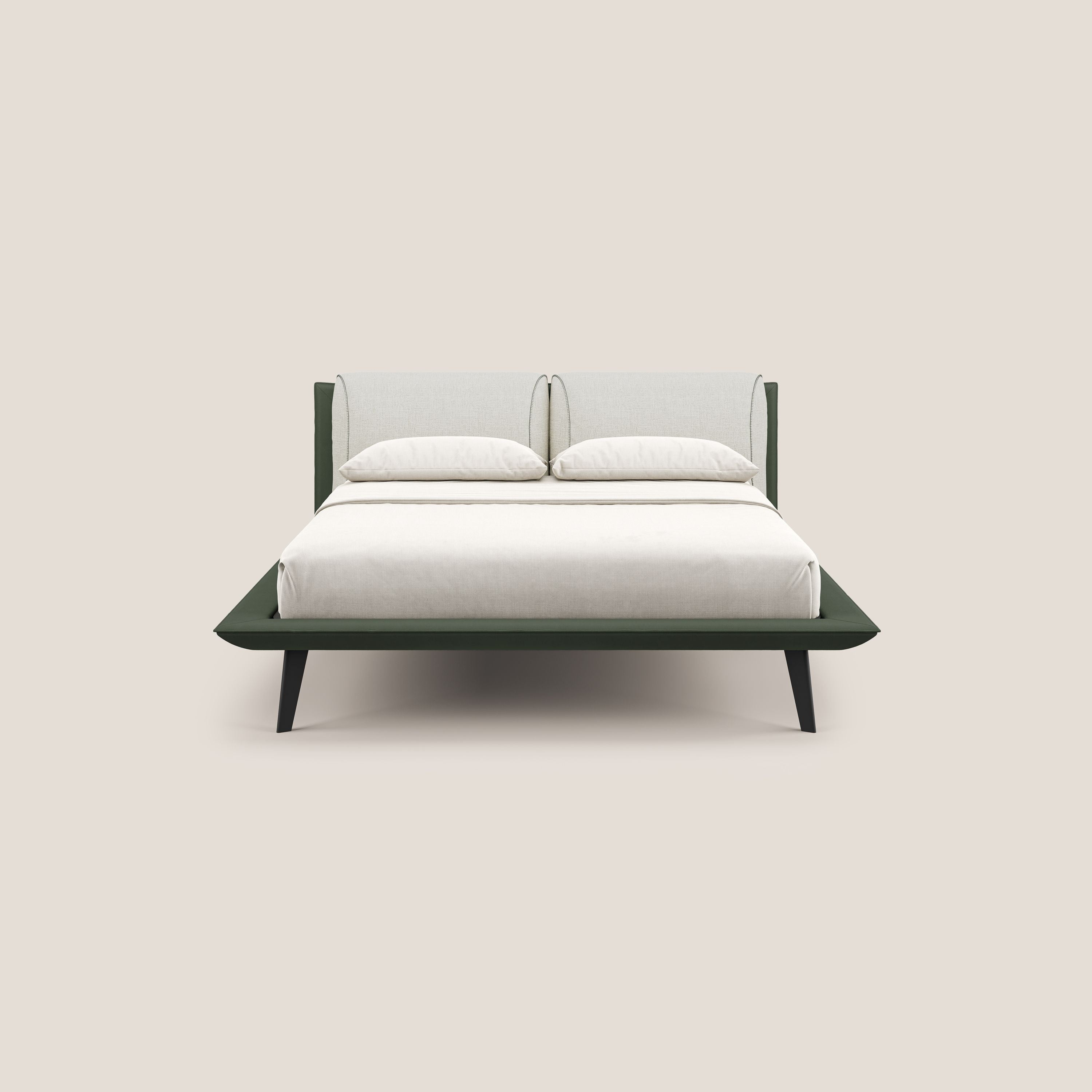 Il letto di design Petra di Letti.store è caratterizzato da cuscini in piuma, piedini in mogano e impermeabile bicolore T11 verde e T06 panna, che uniscono eleganza e comfort con una struttura moderna e una rete ortopedica per il massimo sostegno.