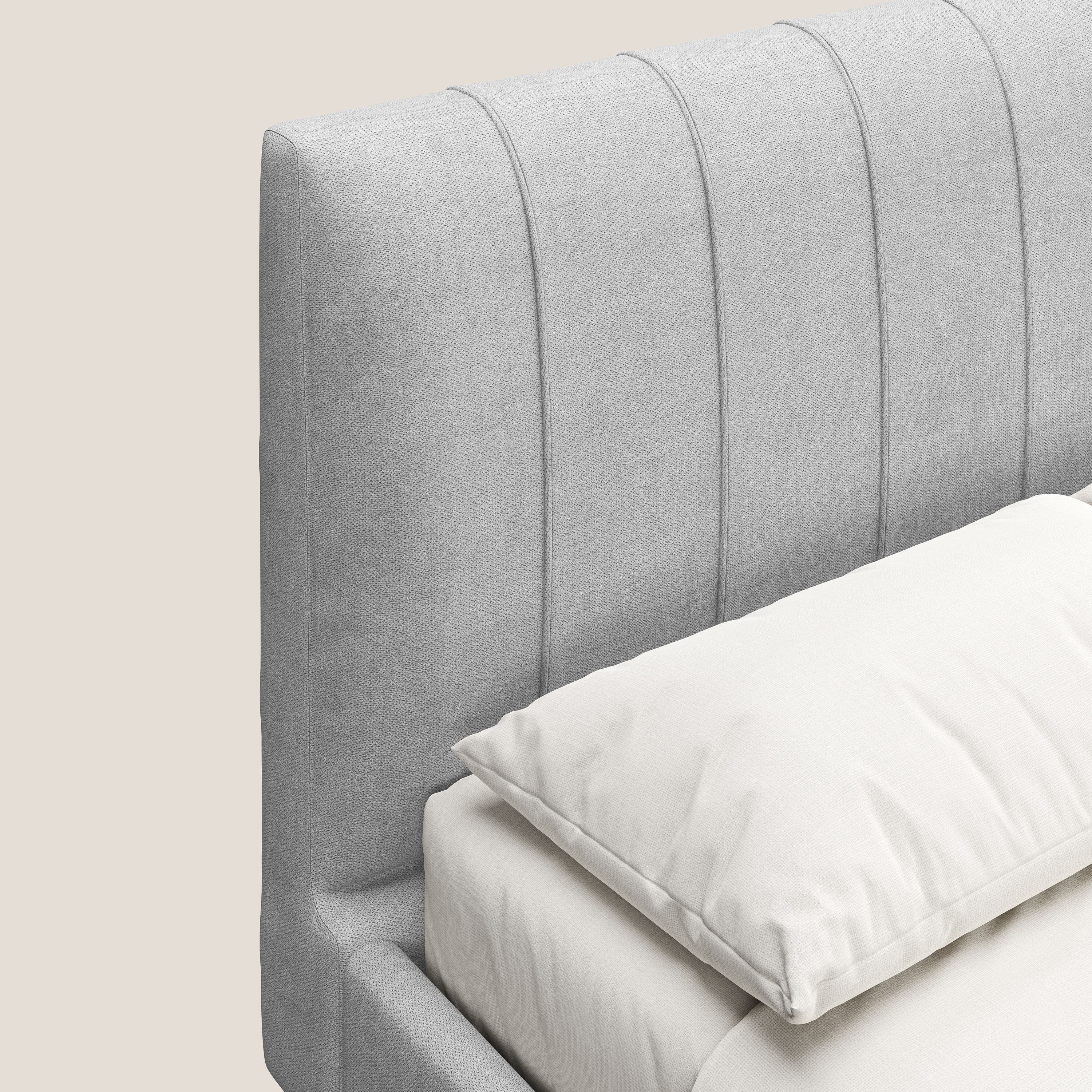 Selene letto imbottito con piedini naturali sfoderabile in tessuto impermeabile T02 grigio chiaro - divani.store