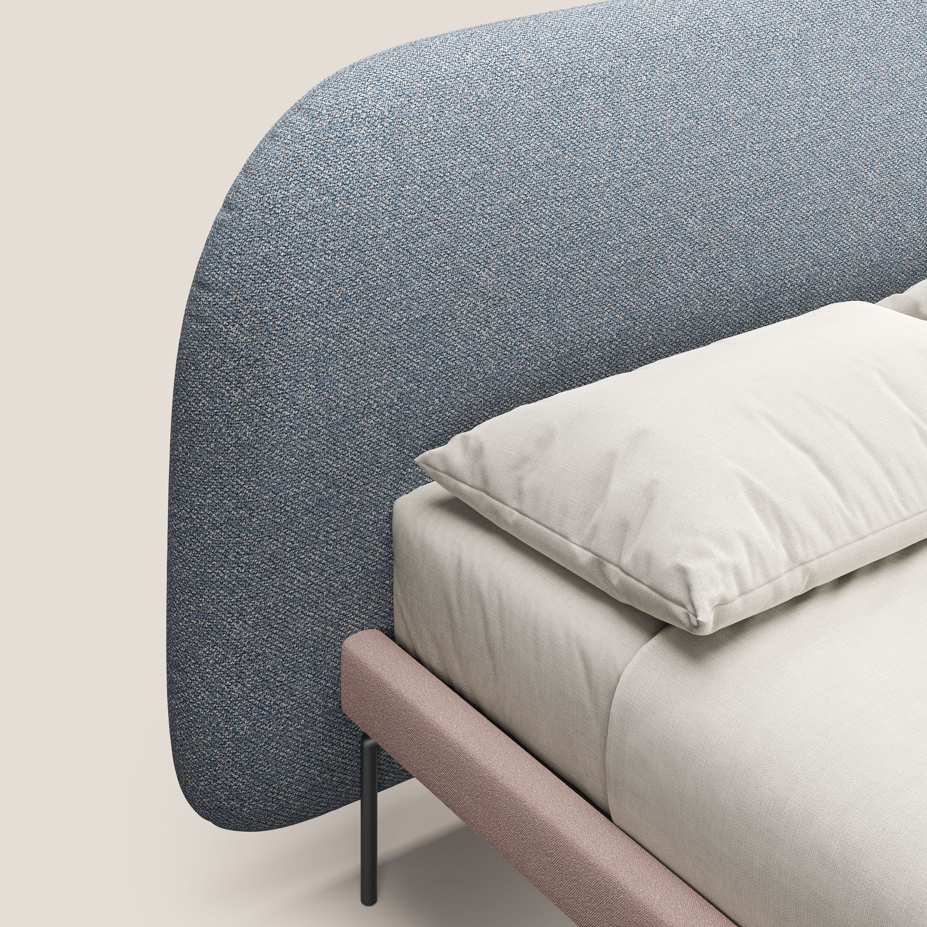 Soleil letto imbottito di design con piedi alti in metallo in bouclet smacchiabile T12 blu - divani.store