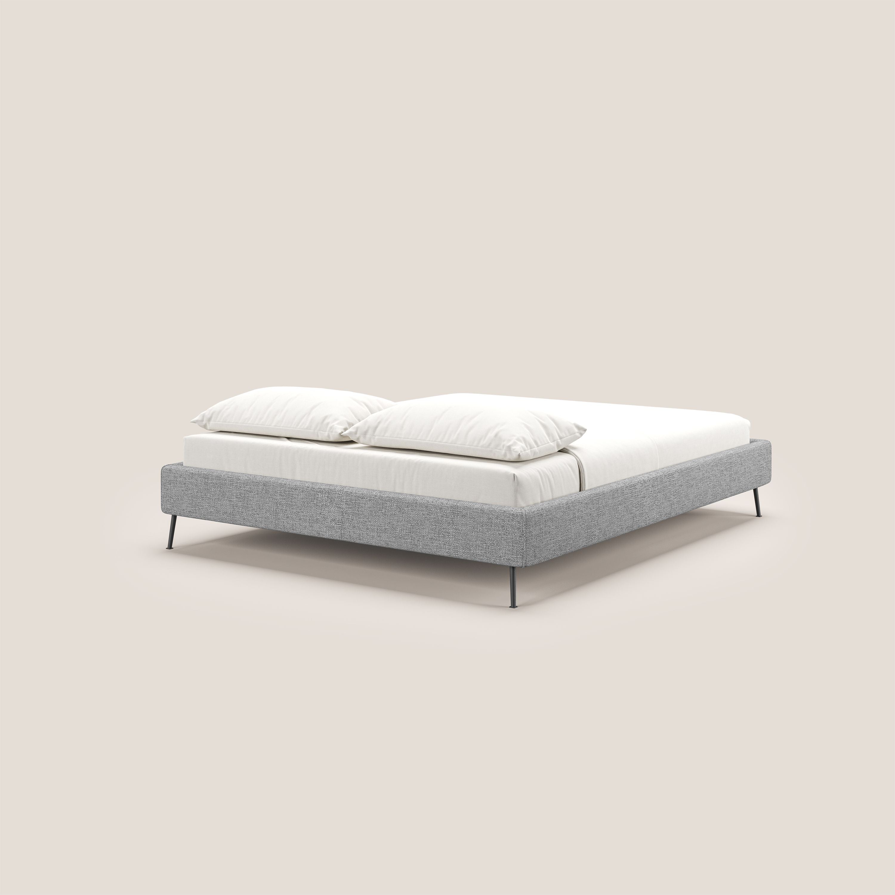 Steve sommier giroletto piedi alti in tessuto impermeabile T10 grigio chiaro - divani.store