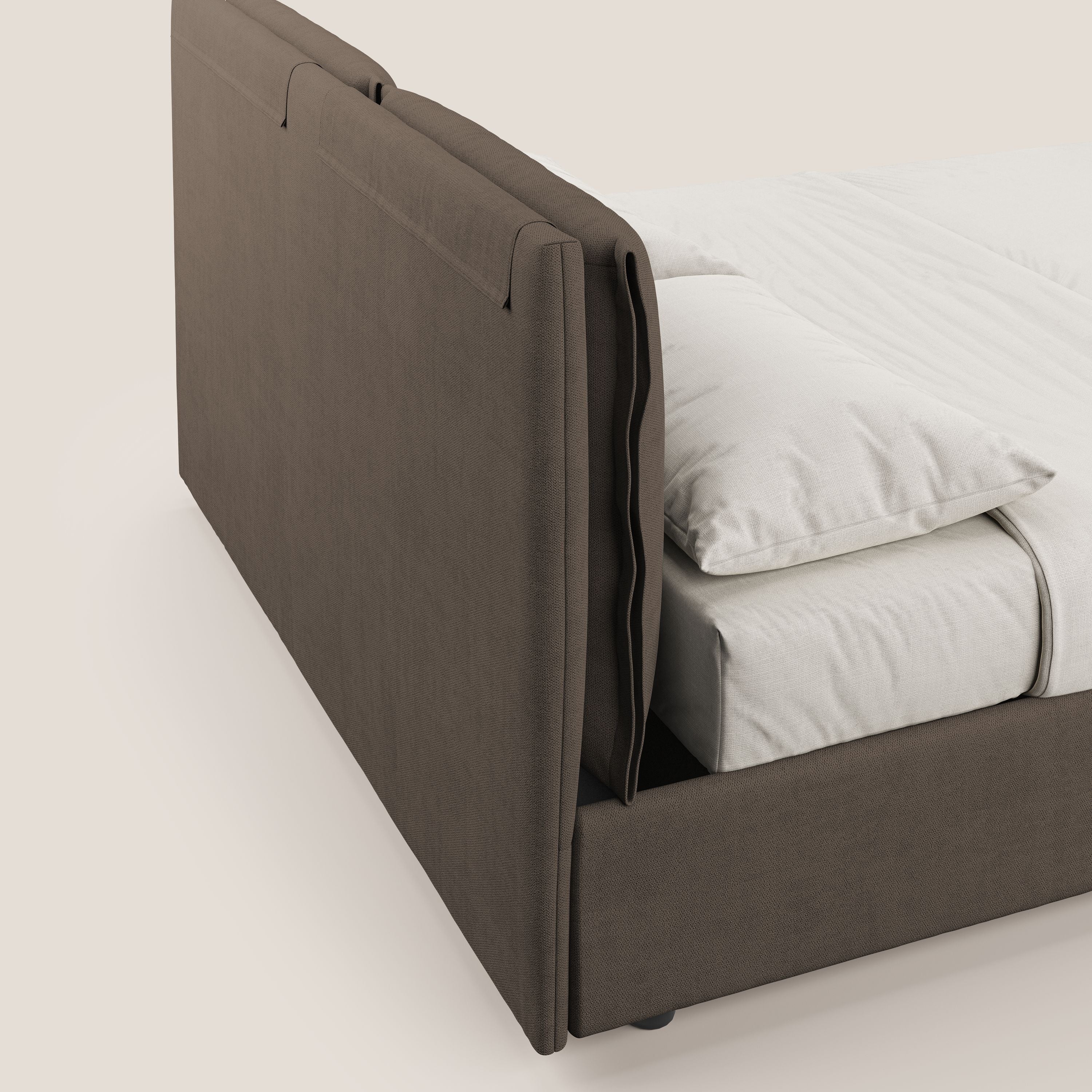 Travis letto contenitore con cuscini mobili trapuntati in tessuto impermeabile T02 marrone - divani.store