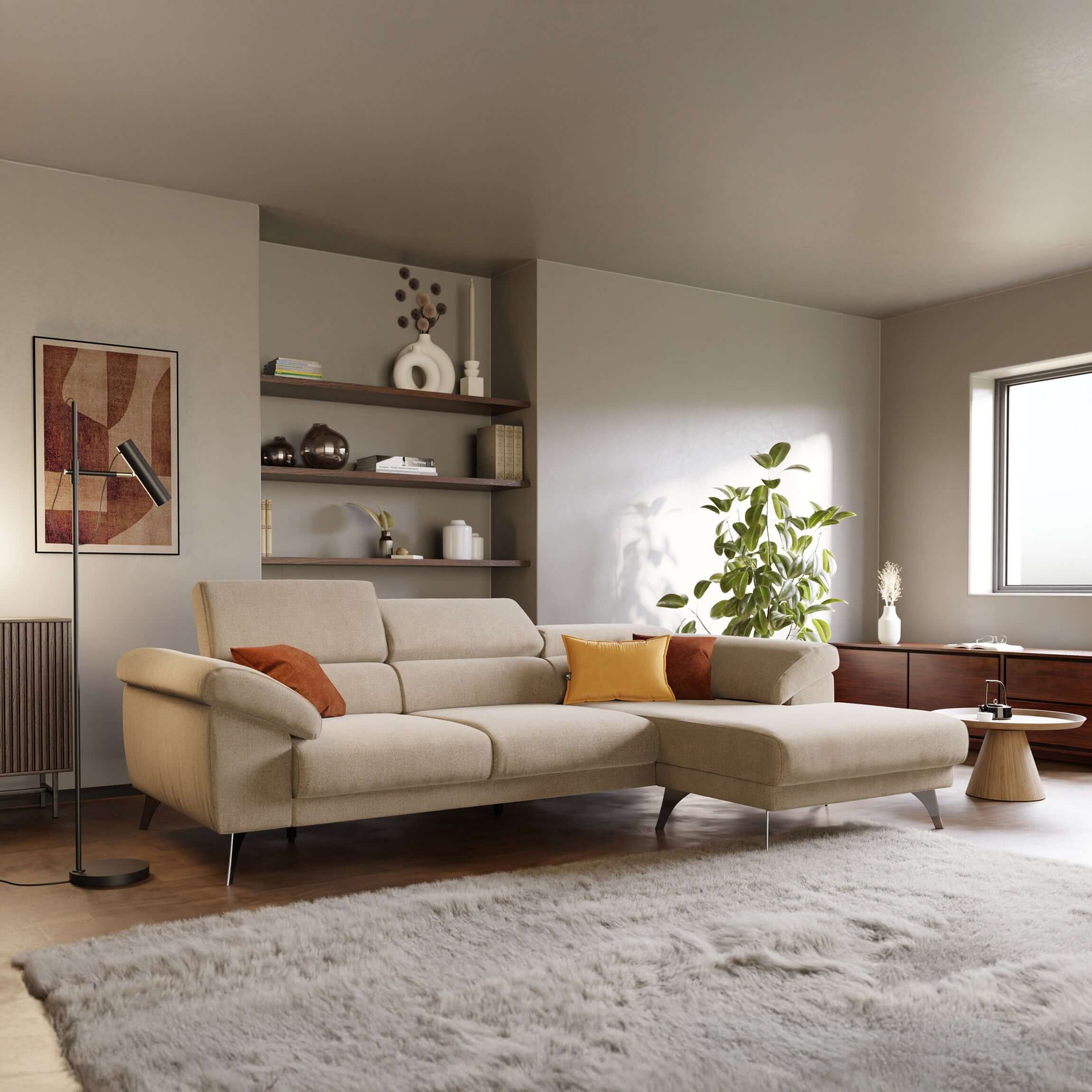 Un soggiorno moderno è caratterizzato dal divano Donatello angolare con sedute scorrevoli di Divani.Store in smacchiabile T23 beige, arricchito da cuscini colorati, un tappeto grigio, una lampada da terra, mensole con libri e vasi, opere d'arte a parete e una pianta frondosa.