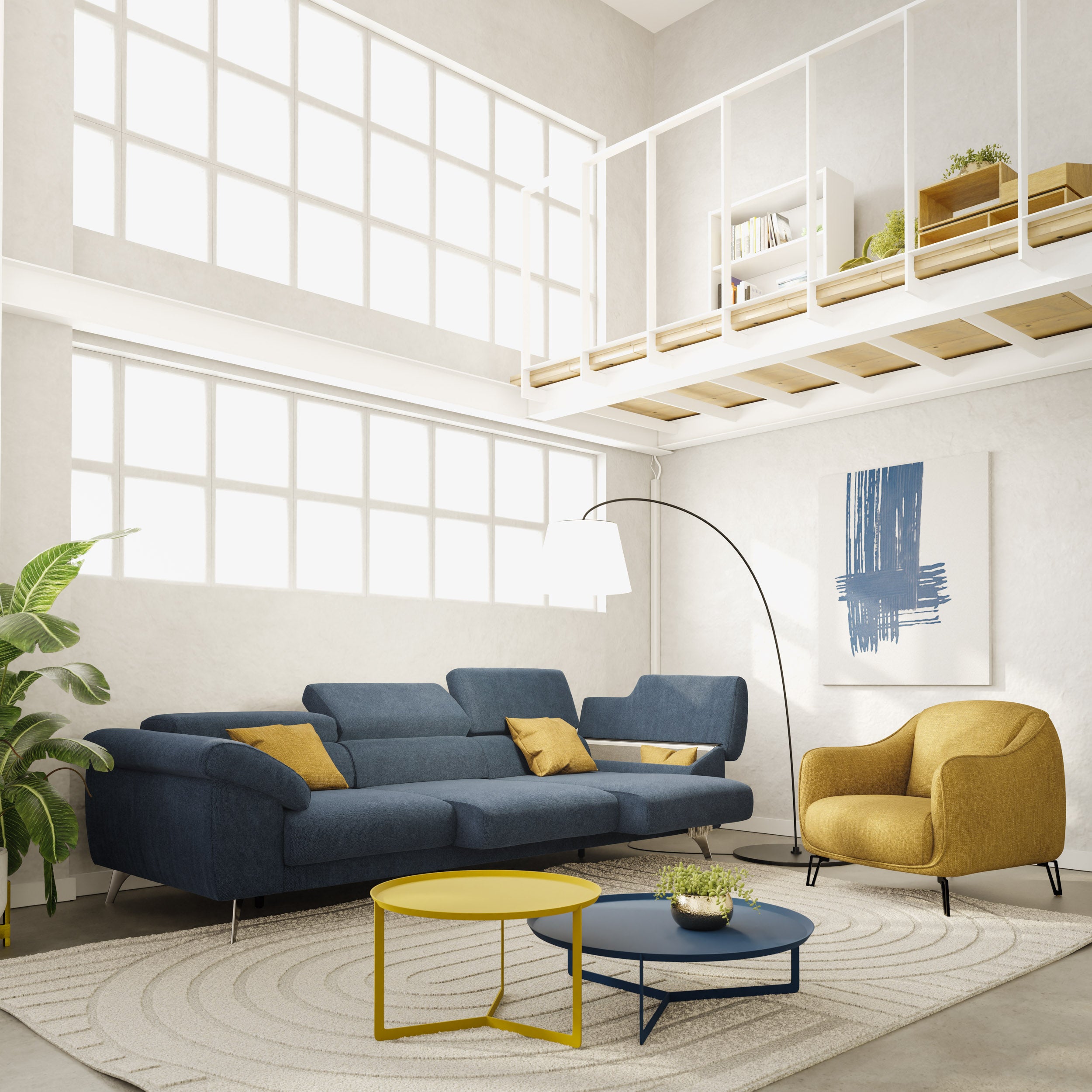Un soggiorno moderno e luminoso presenta il divano Donatello con 3 sedute allungabili di Divani.Store in T23 blu ardesia, abbinato a una poltrona gialla, a tavolini rotondi, a un tappeto circolare, a una pianta alta, a un'arte astratta e a un soppalco bianco pieno di libri.