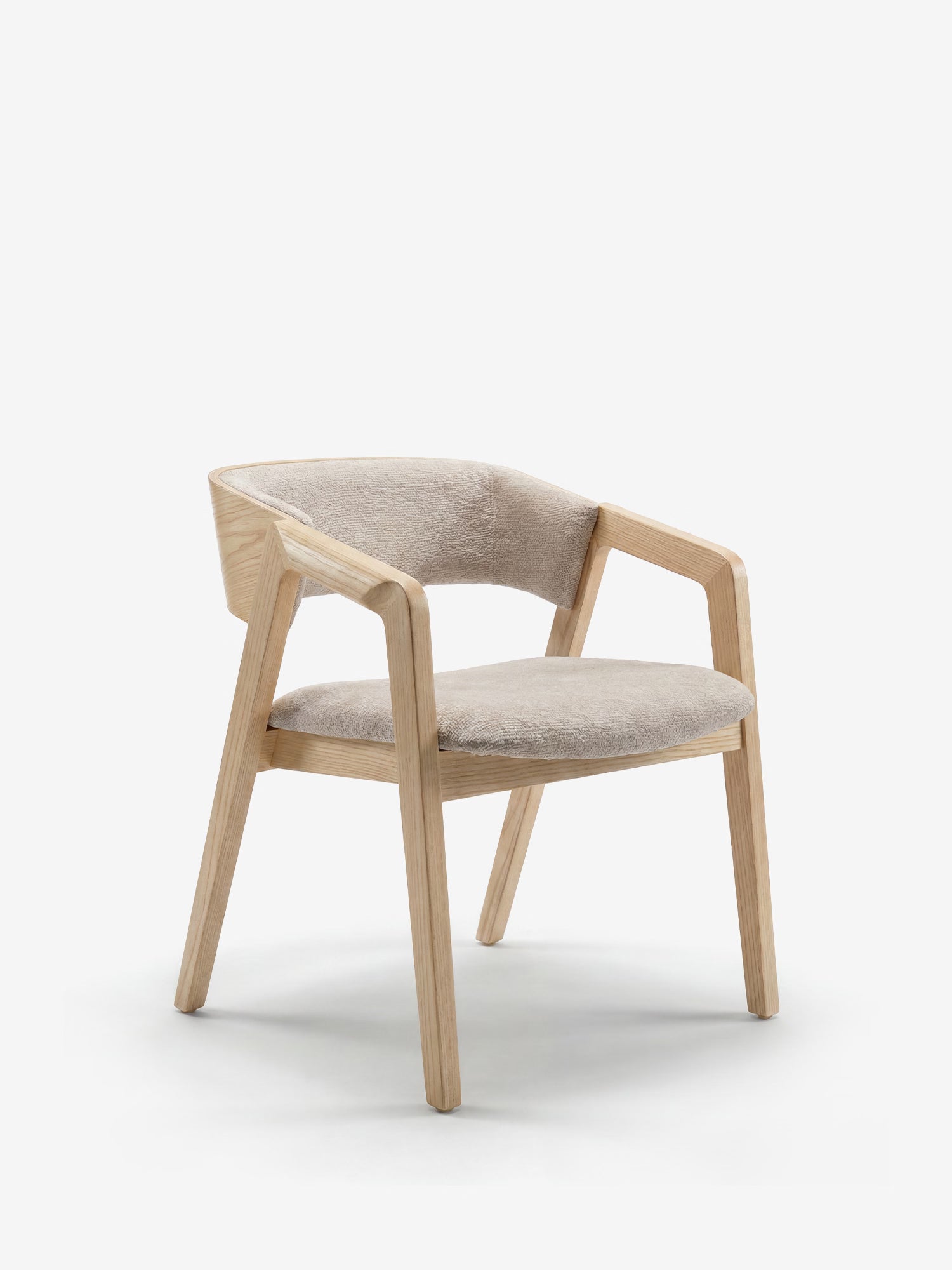 La sedia Etra di Divani.Store presenta una struttura in legno massello naturale con braccioli e rivestimento in tessuto OEKO-TEX® color beige, che ne esalta il design moderno e minimalista e le linee pulite su uno sfondo bianco.