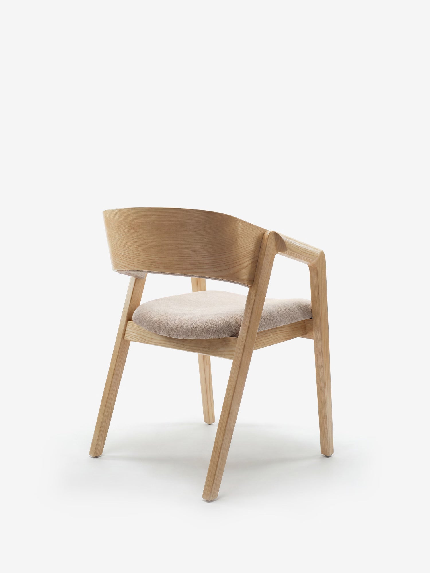 La sedia Etra di Divani.Store è una sedia moderna in legno massello naturale, dotata di braccioli e di una seduta rivestita in tessuto OEKO-TEX® color beige chiaro. Lo schienale curvo, la parte inferiore dello schienale aperta e le gambe inclinate le conferiscono un aspetto minimalista su uno sfondo bianco.