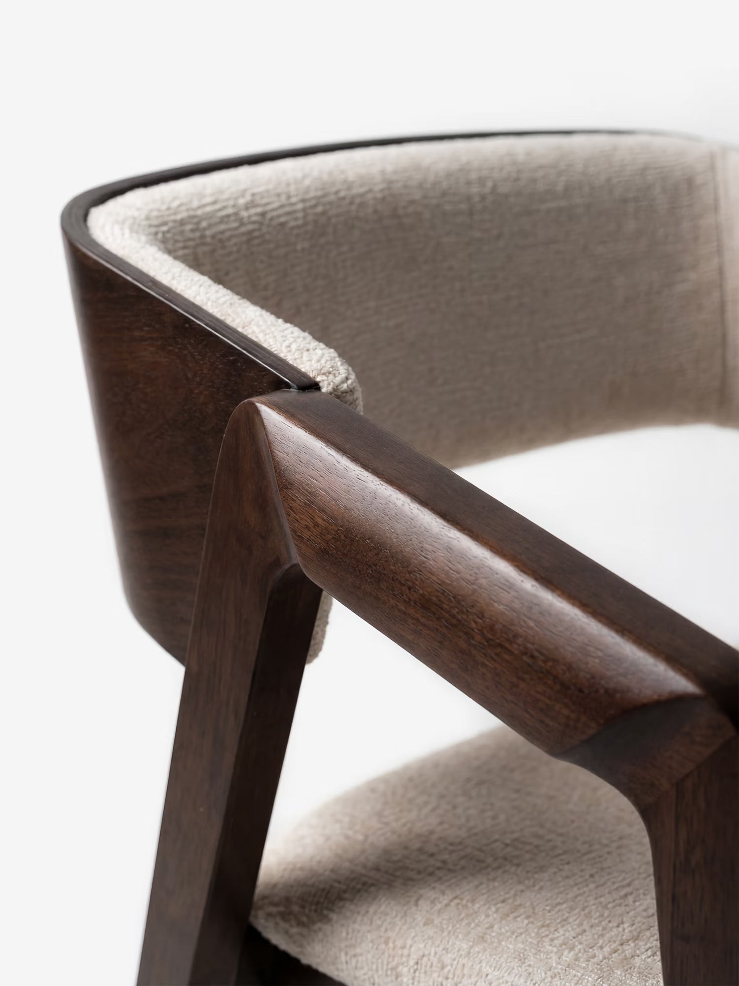 Primo piano della sedia Etra di Divani.Store: struttura in legno massello scuro, braccioli e rivestimento in ciniglia beige. Design moderno ed elegante, perfetta per ambienti contemporanei, su uno sfondo bianco che ne esalta la qualità artigianale.