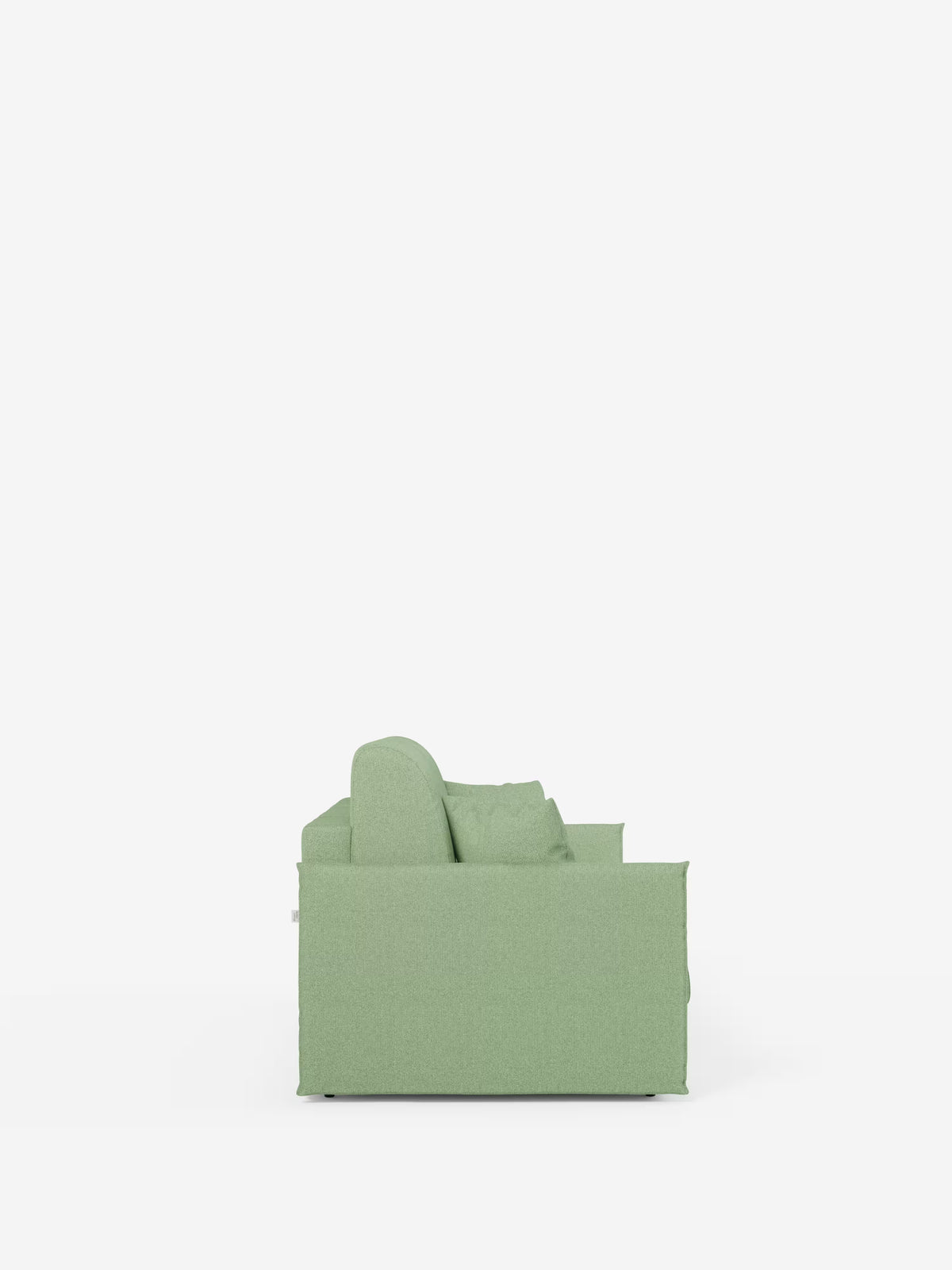 Vista laterale del divano letto matrimoniale sfoderabile Evans di Divani.Store in verde chiaro, che mette in risalto le sue linee pulite e la silhouette squadrata su uno sfondo bianco a tinta unita. Questo modello compatto è dotato di un unico cuscino di seduta, uno schienale e due braccioli, in uno stile minimalista e moderno. Il divano è dotato di un rivestimento sfoderabile in tessuto T23 di facile pulizia e di un vano porta cuscini integrato.